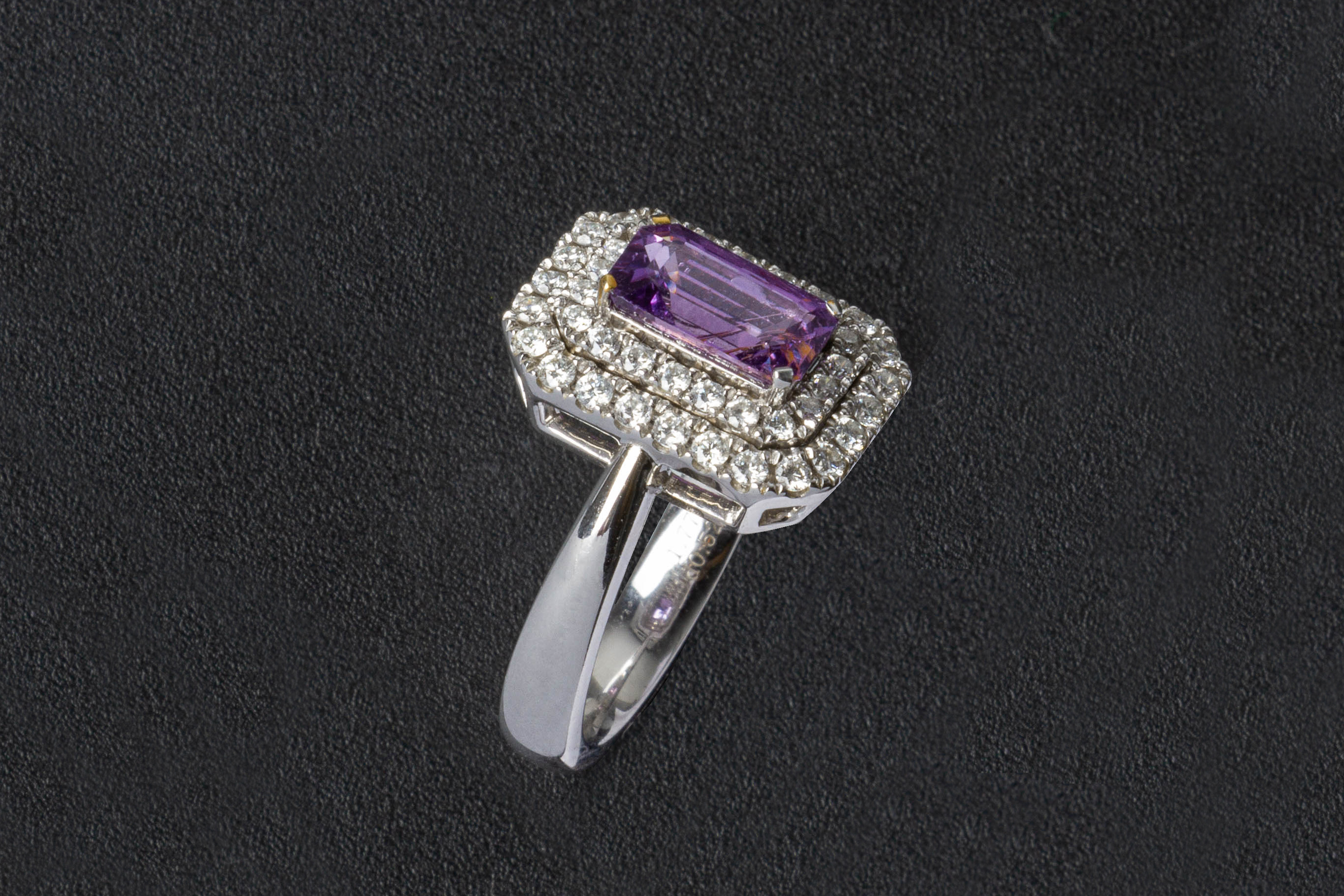 AN UNHEATED PURPLE SAPPHIRE AND DIAMOND RING - Image 2 of 4