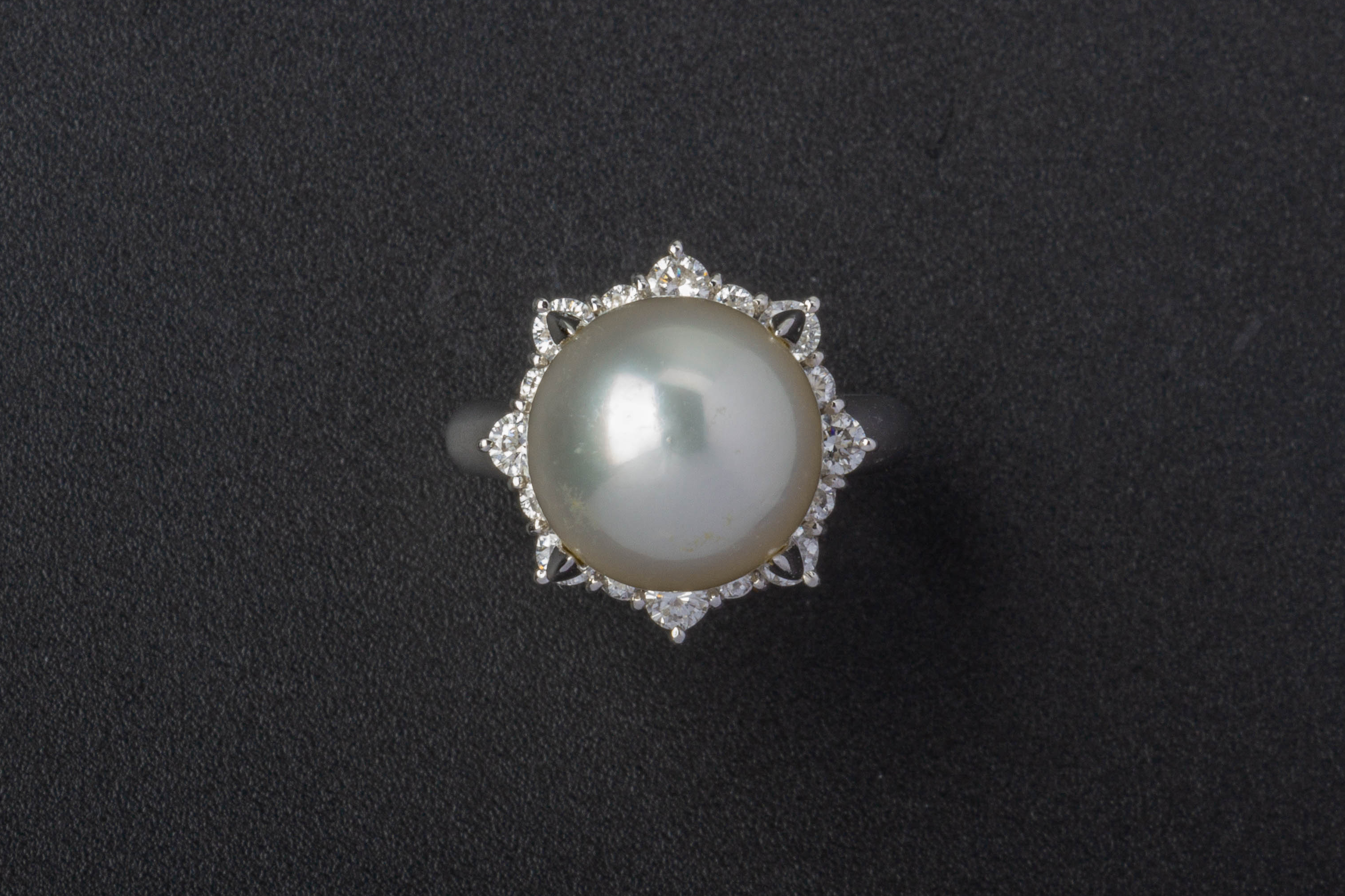 A CULTURED SOUTH SEA PEARL AND DIAMOND RING - Image 3 of 3