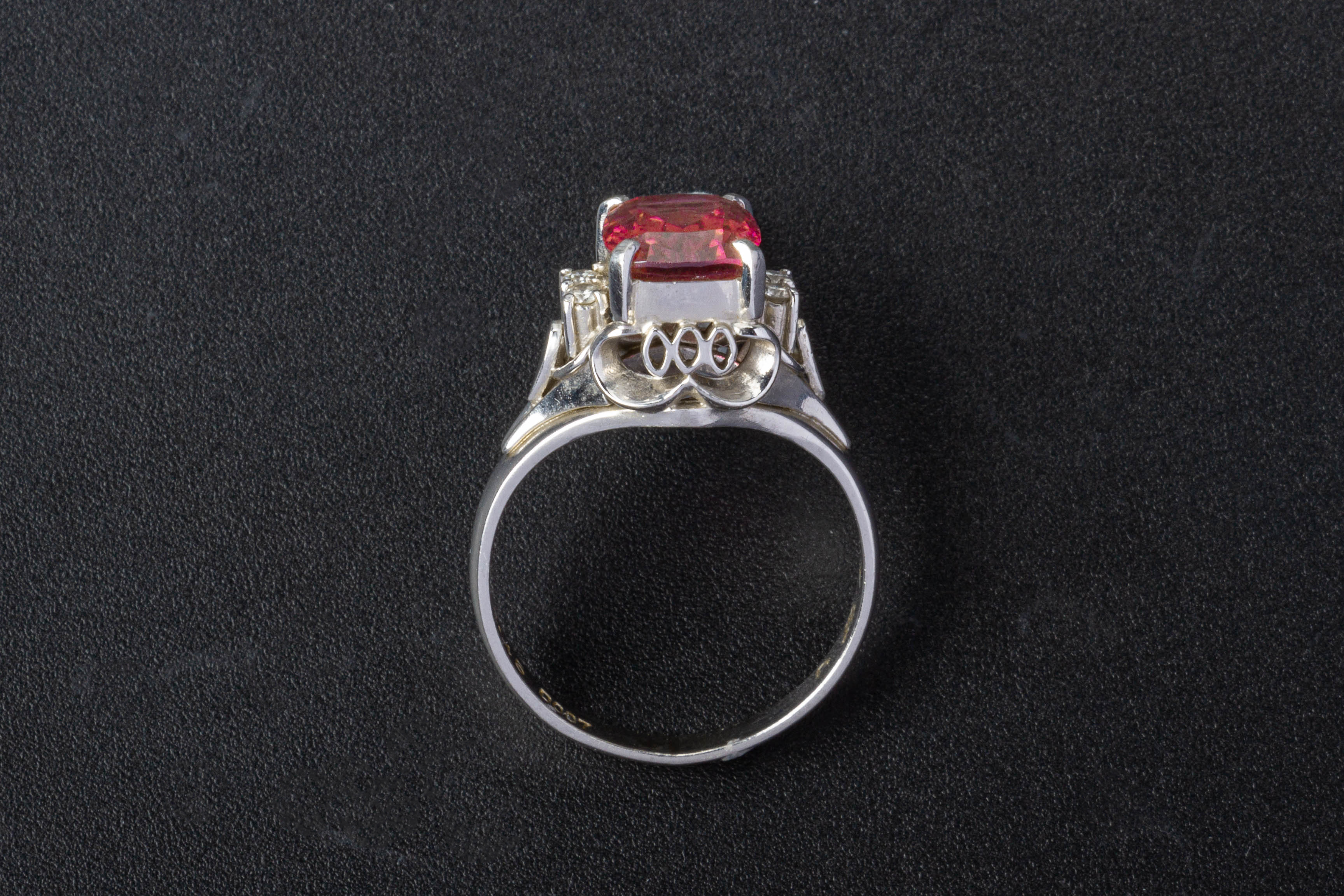 A GARNET AND DIAMOND RING - Image 3 of 3