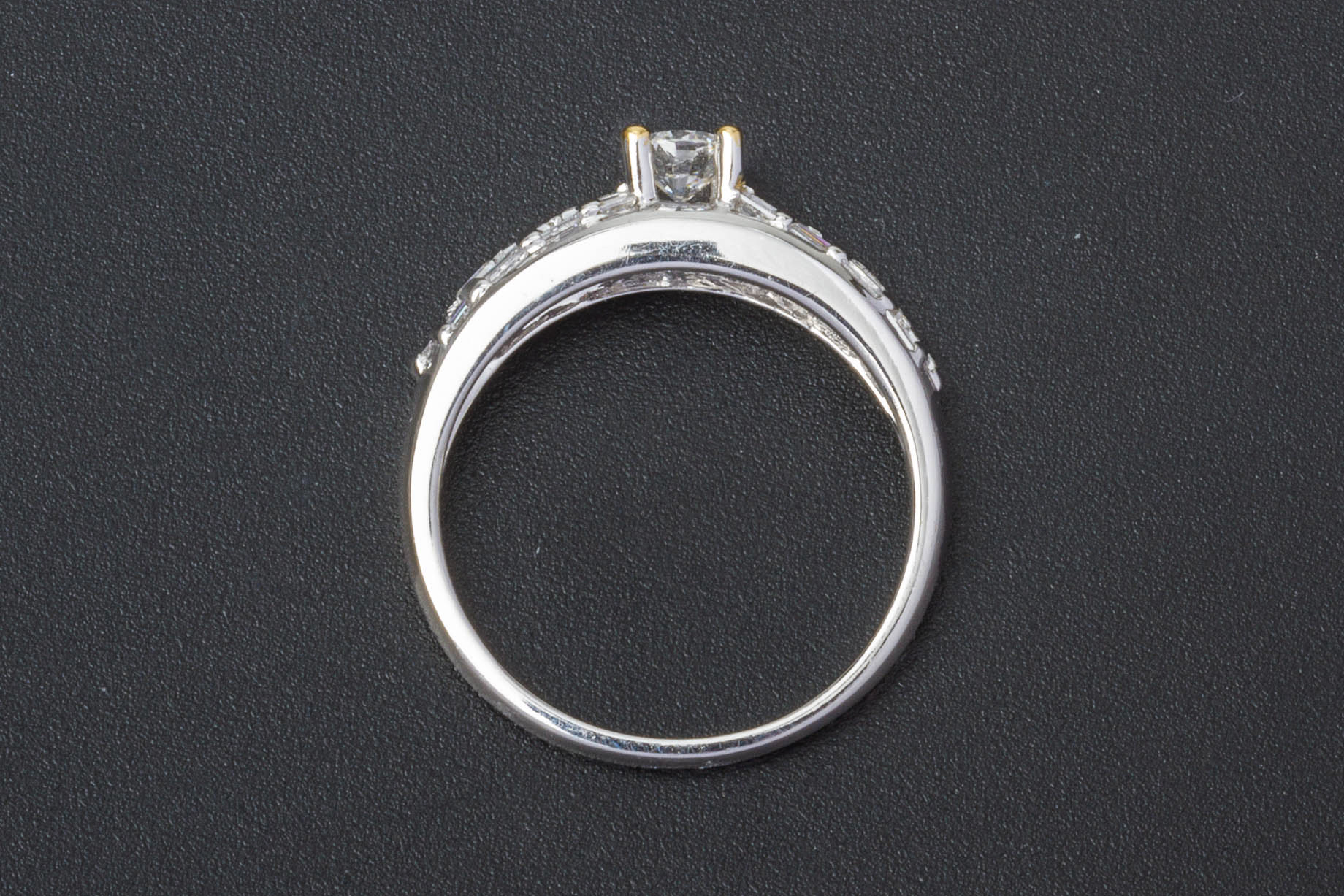 A DIAMOND RING - Image 3 of 3