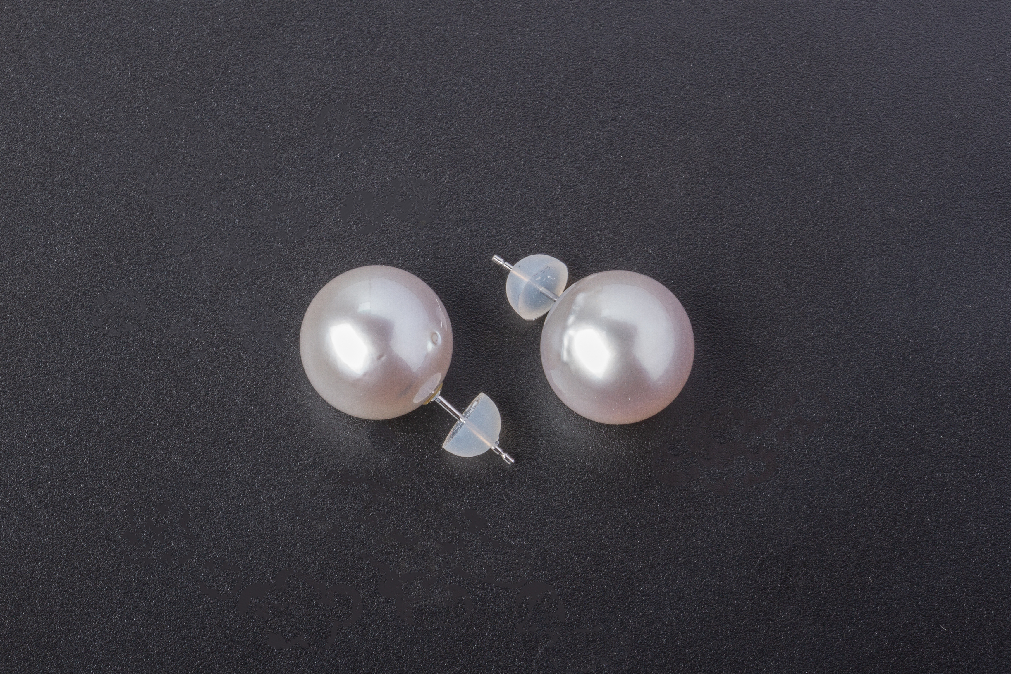 A PAIR OF CULTURED PEARL EARRINGS - Image 3 of 3