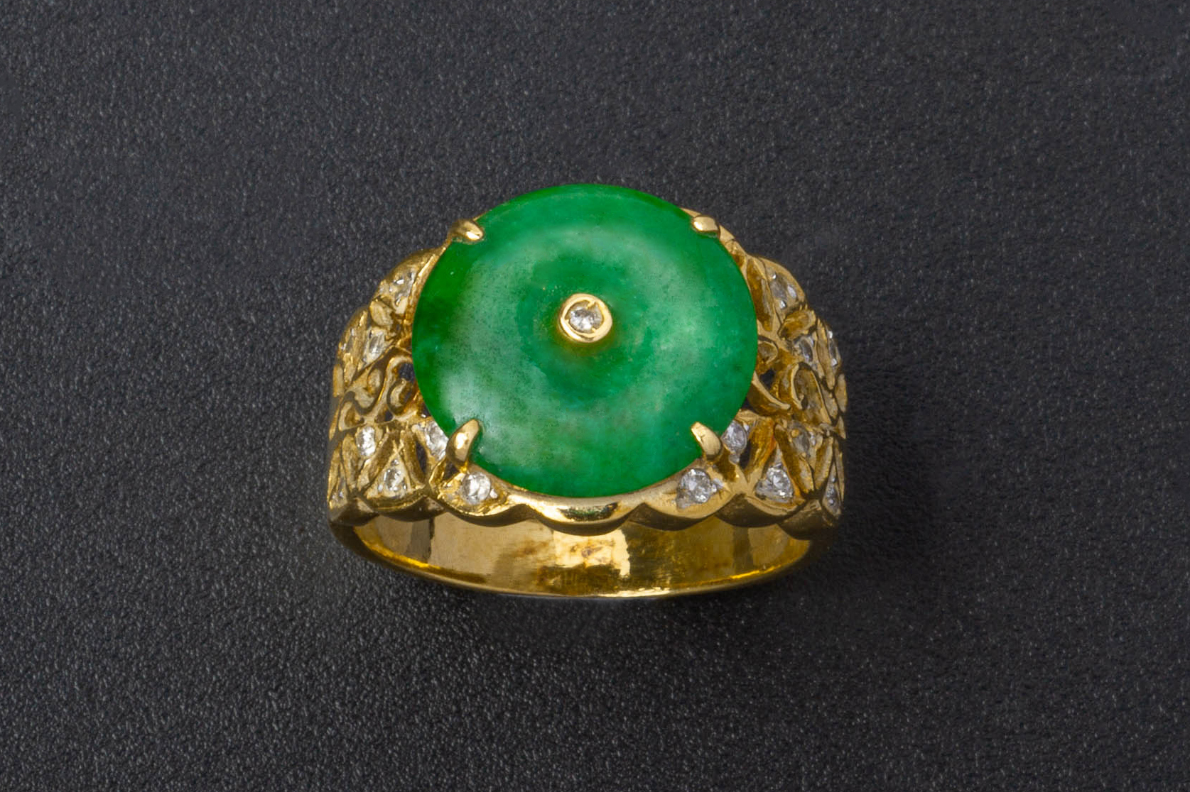 A JADE AND DIAMOND RING - Image 2 of 3