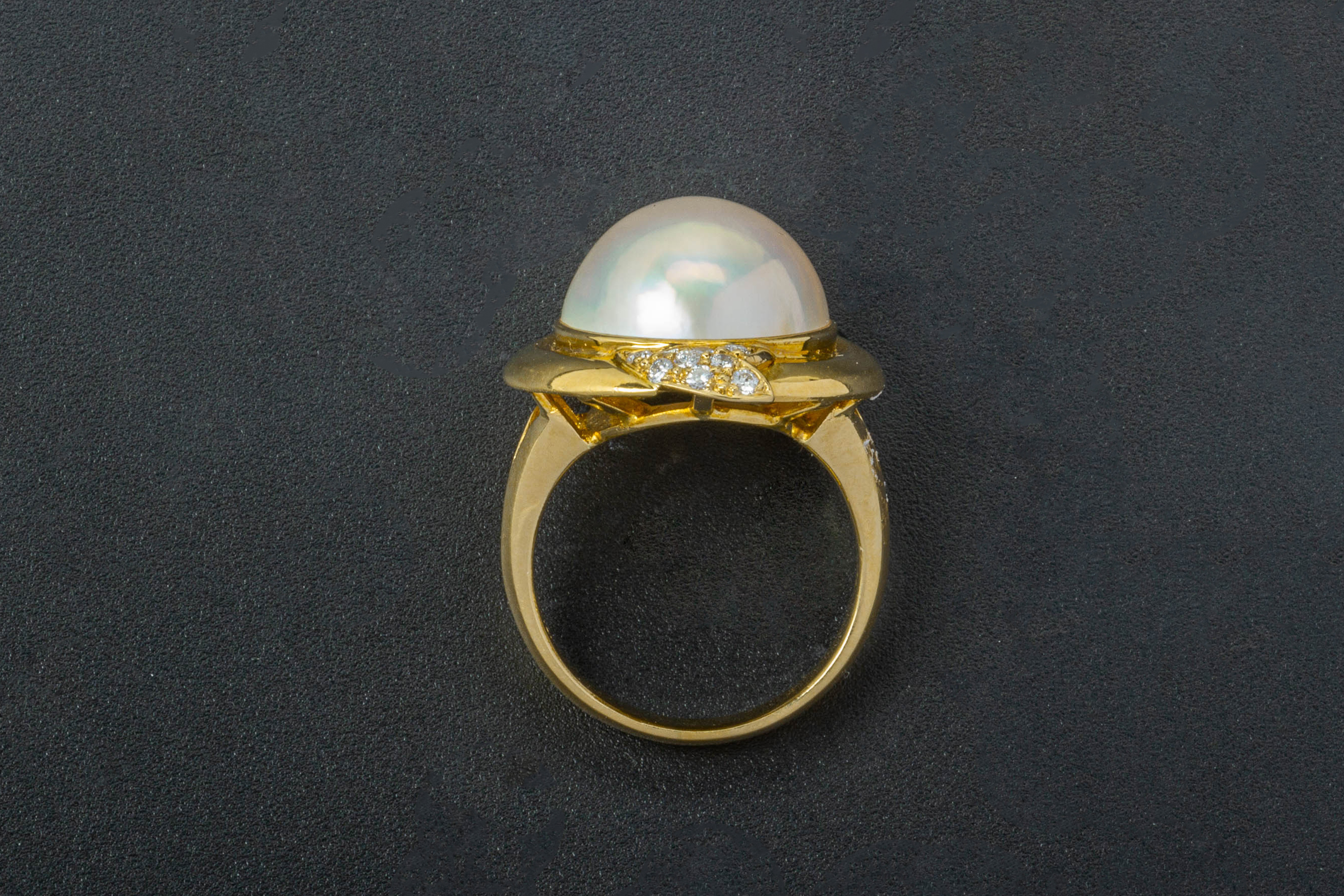 A CULTURED MABE PEARL AND DIAMOND RING - Image 3 of 3