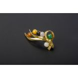 A SEMI-PRECIOUS STONE AND GOLD FOLIATE SPRAY BROOCH