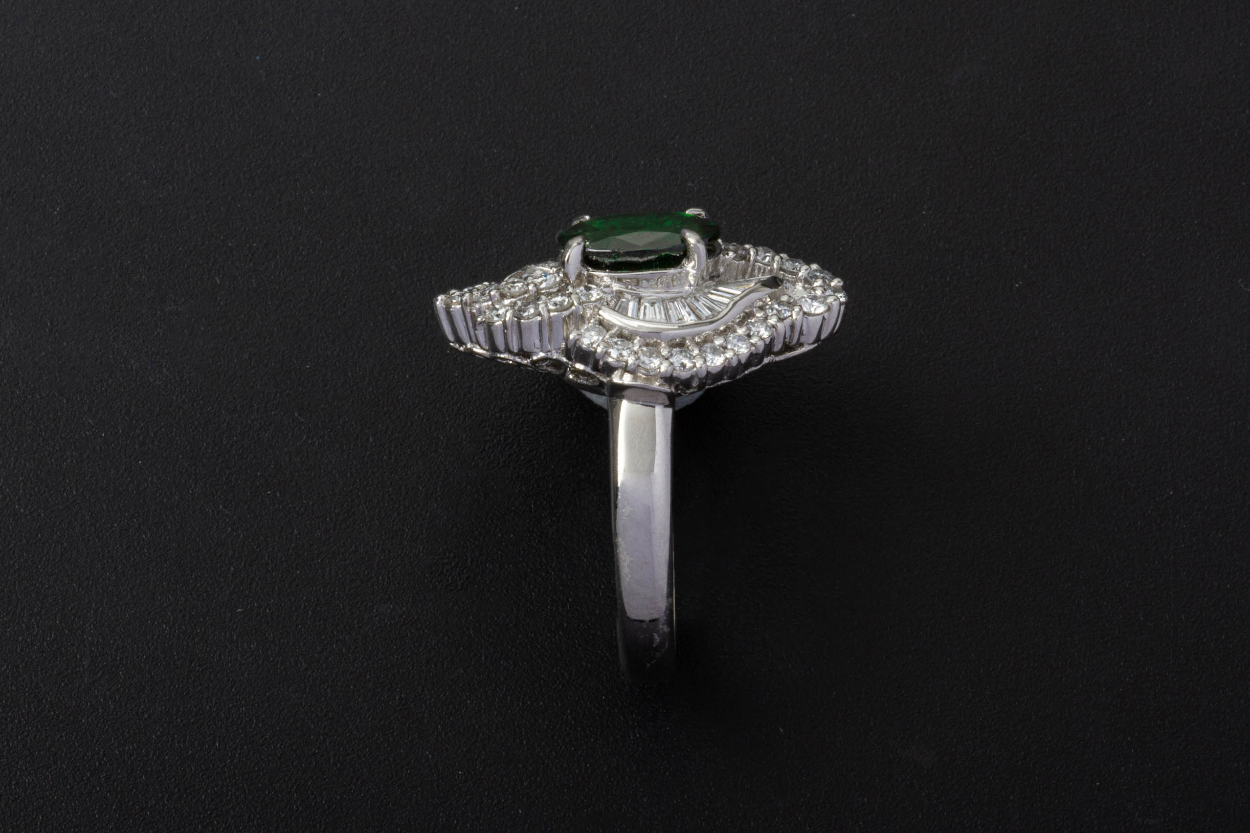 A CHROME TOURMALINE AND DIAMOND RING - Image 3 of 3