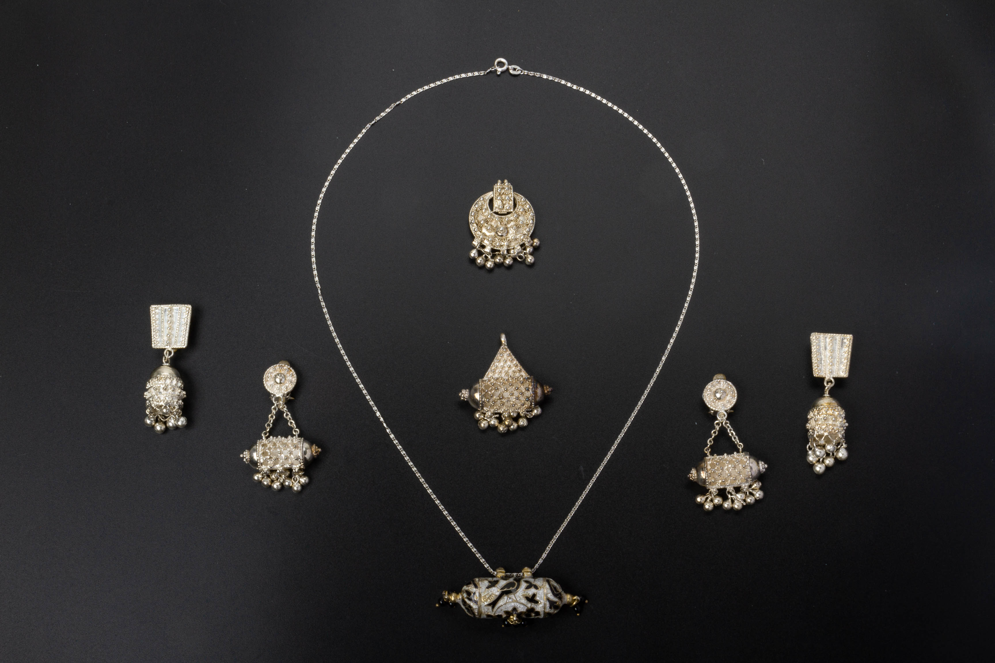 A GROUP OF WHITE METAL AND GOLD JEWELLERY