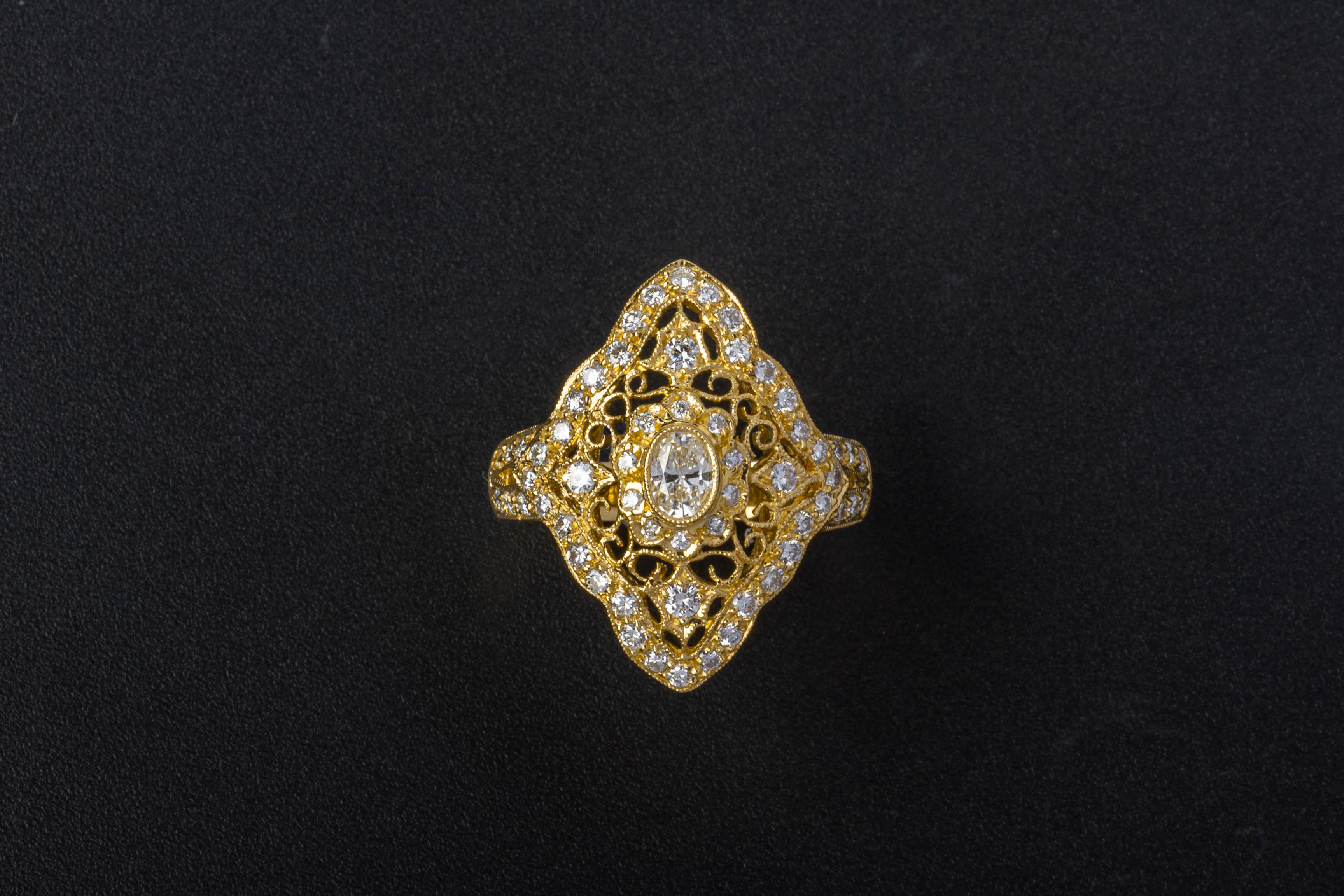 A DIAMOND CLUSTER RING - Image 2 of 3