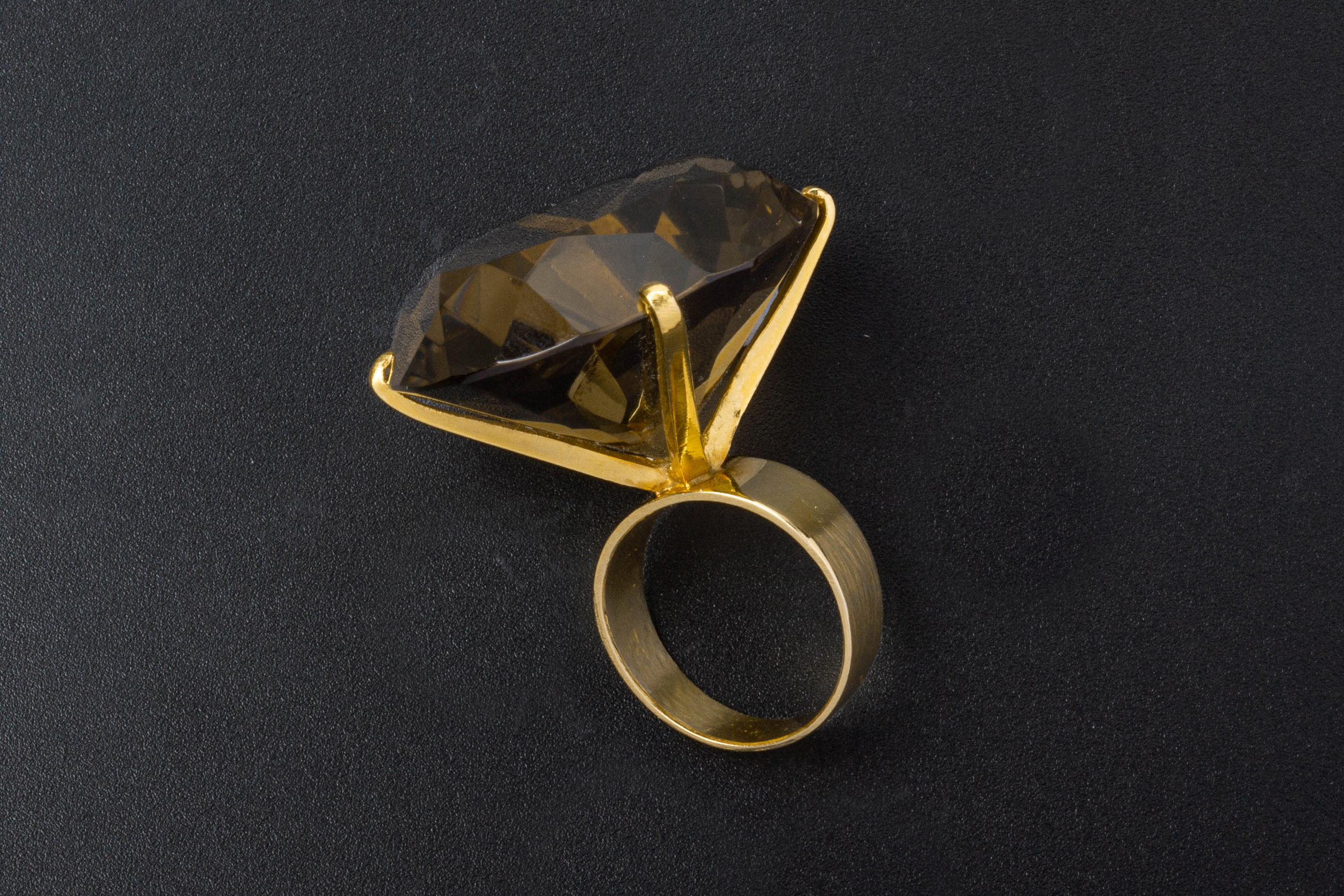 A LARGE SMOKY QUARTZ SINGLE STONE RING - Image 2 of 4