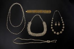 A GROUP OF SILVER AND WHITE METAL NECKLACES AND BRACELETS