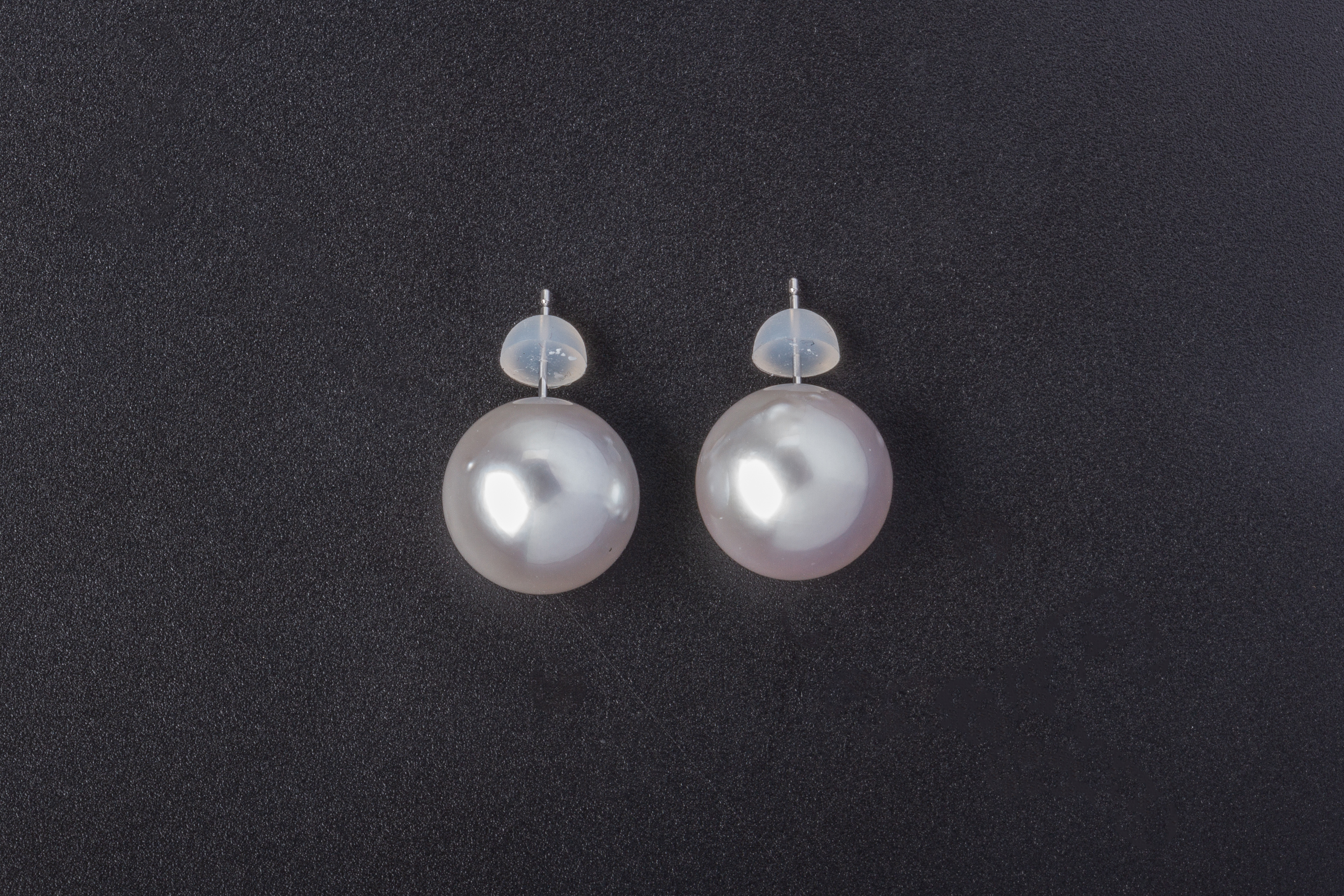 A PAIR OF CULTURED PEARL EARRINGS - Image 2 of 3