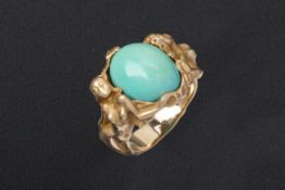A GOLD AND TURQUOISE RING IN THE MANNER OF CARRERA Y CARRERA