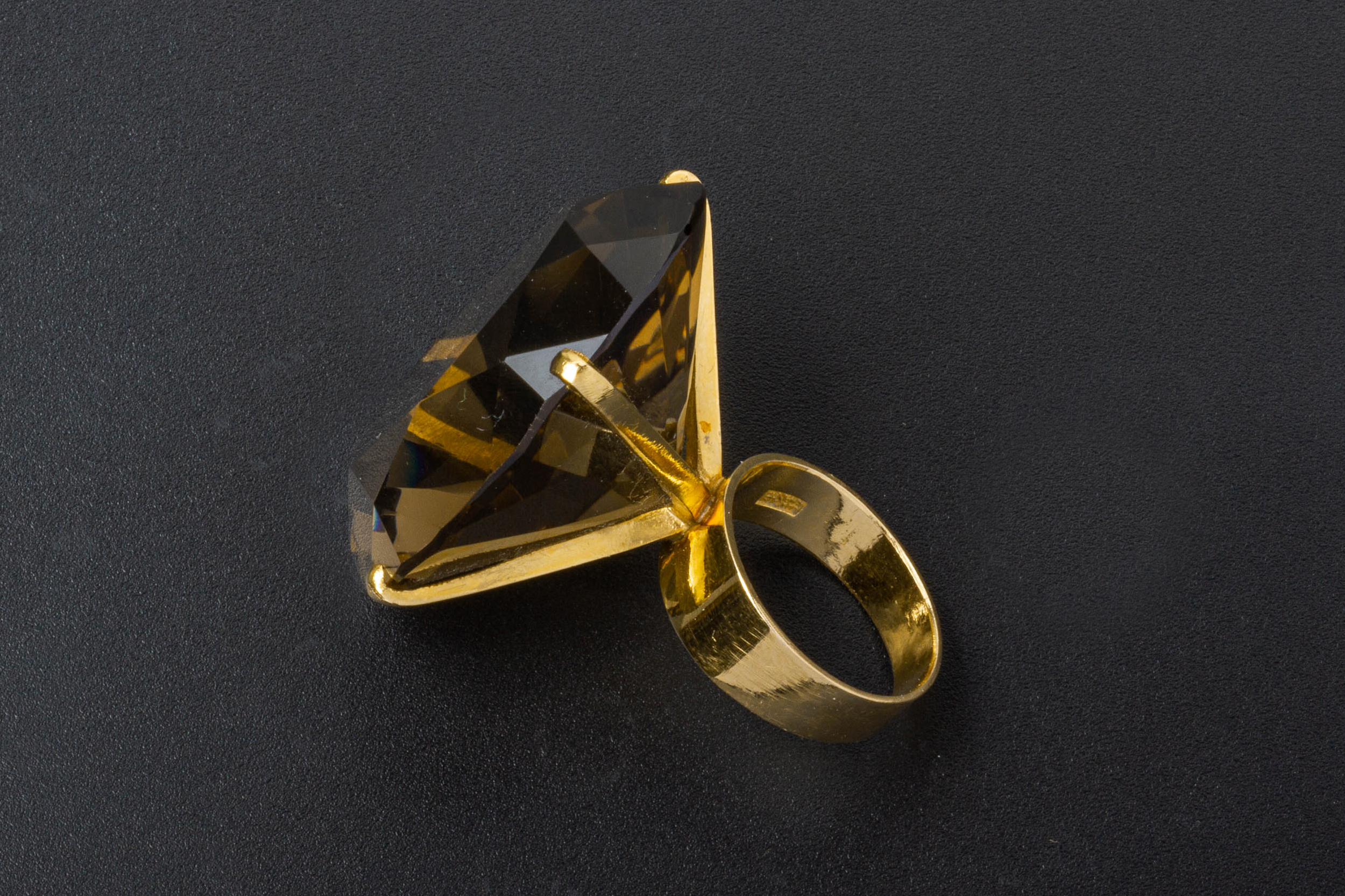 A LARGE SMOKY QUARTZ SINGLE STONE RING - Image 4 of 4