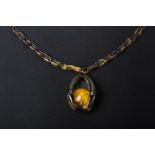 A FAUX TORTOISESHELL AND AMBER BEAD NECKLACE