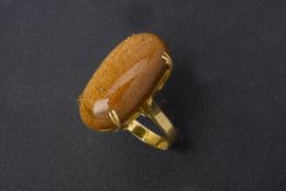 A GOLDSTONE SINGLE STONE RING