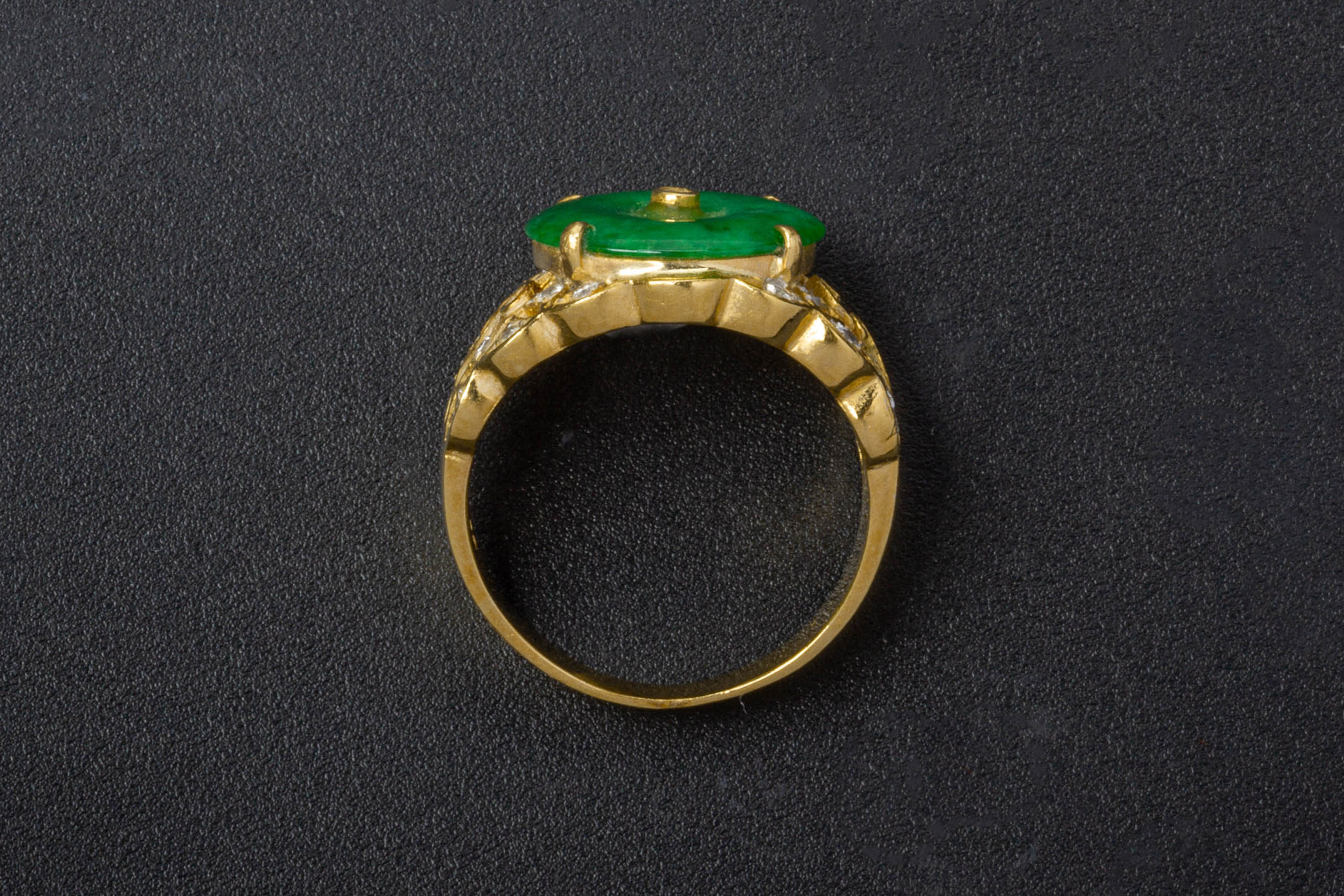 A JADE AND DIAMOND RING - Image 3 of 3