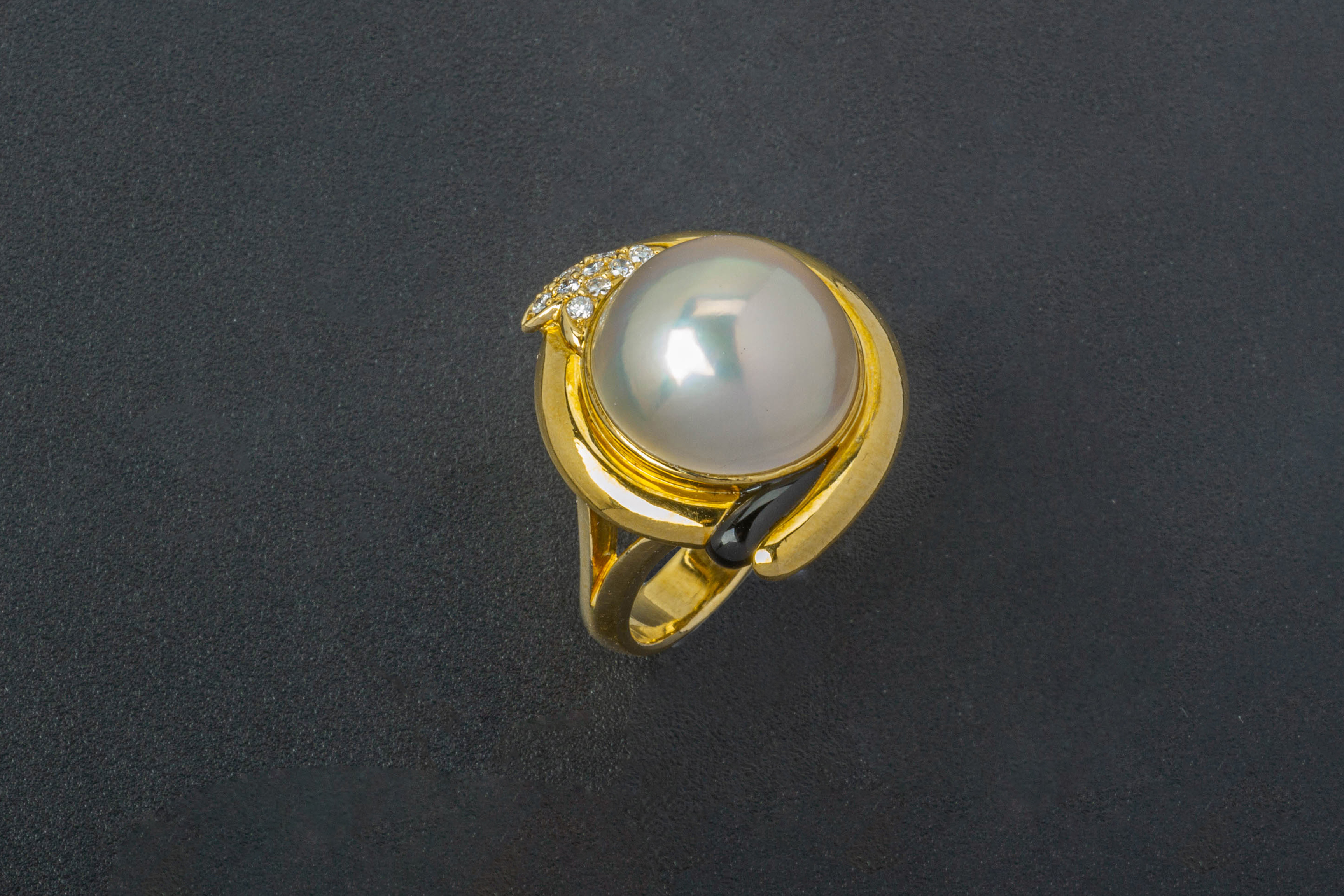 A CULTURED MABE PEARL AND DIAMOND RING - Image 2 of 3