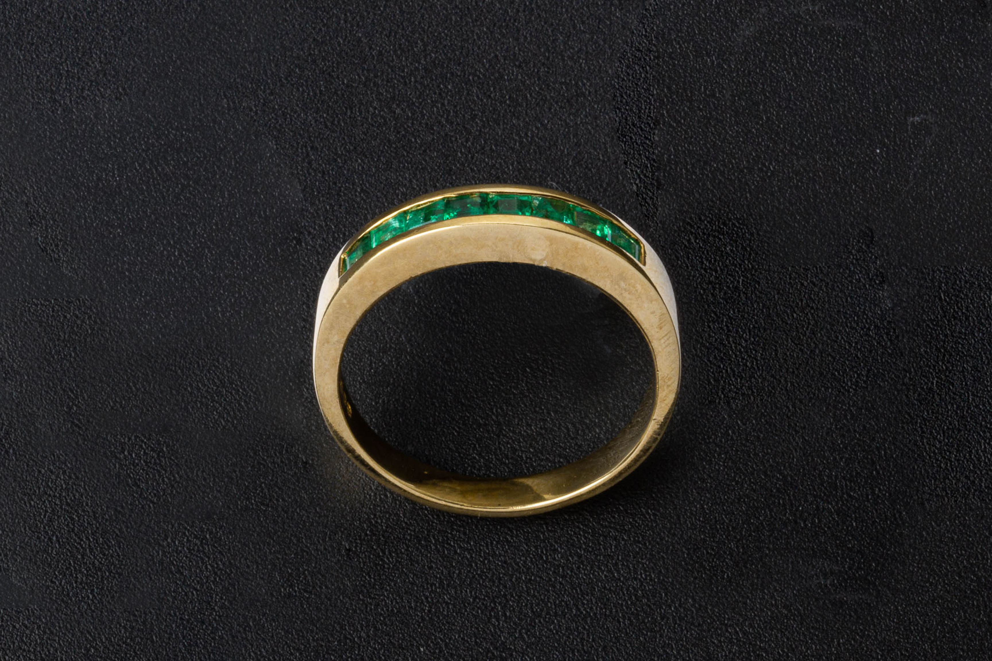 AN EMERALD HALF ETERNITY RING - Image 3 of 3