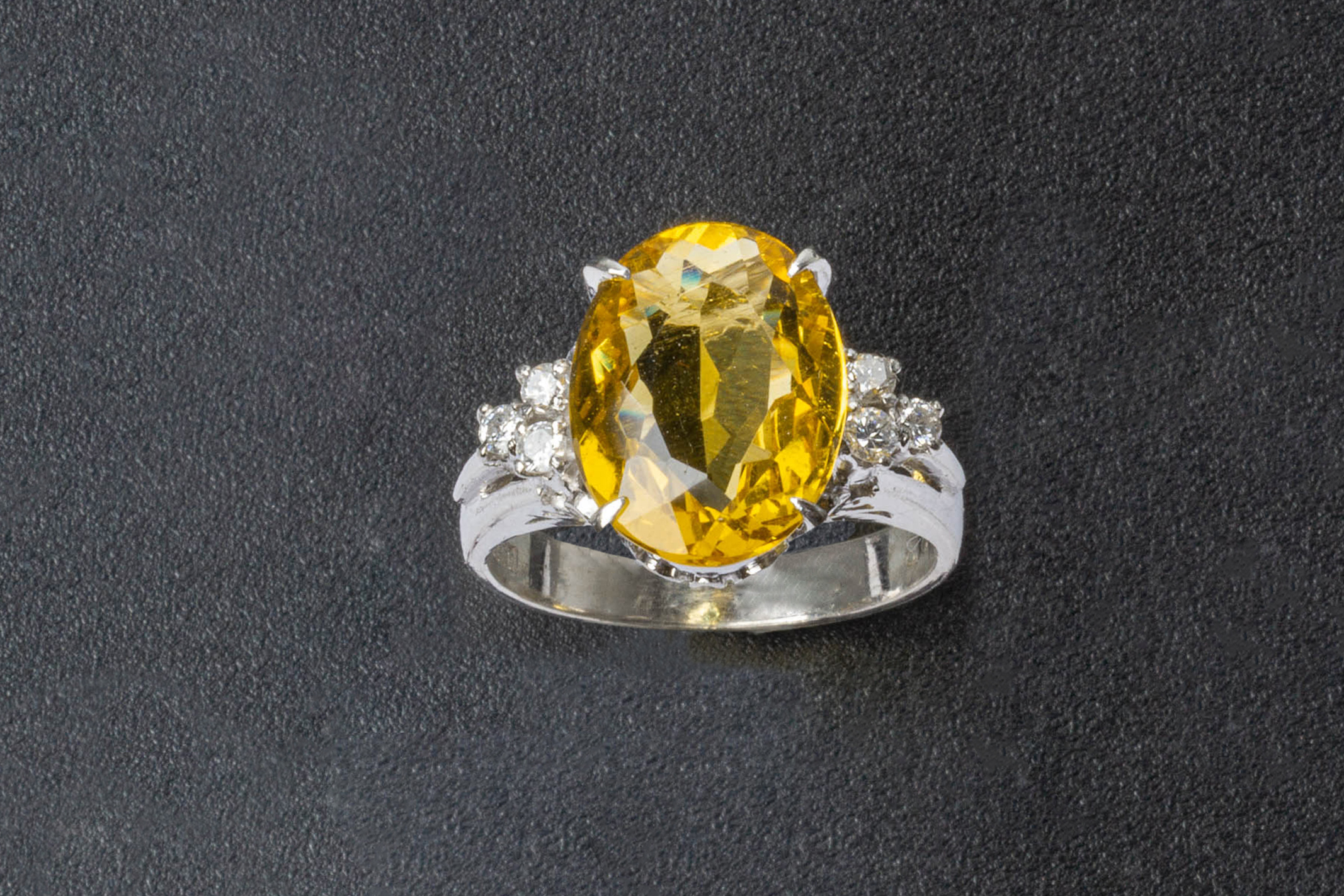 A YELLOW BERYL AND DIAMOND RING - Image 3 of 3