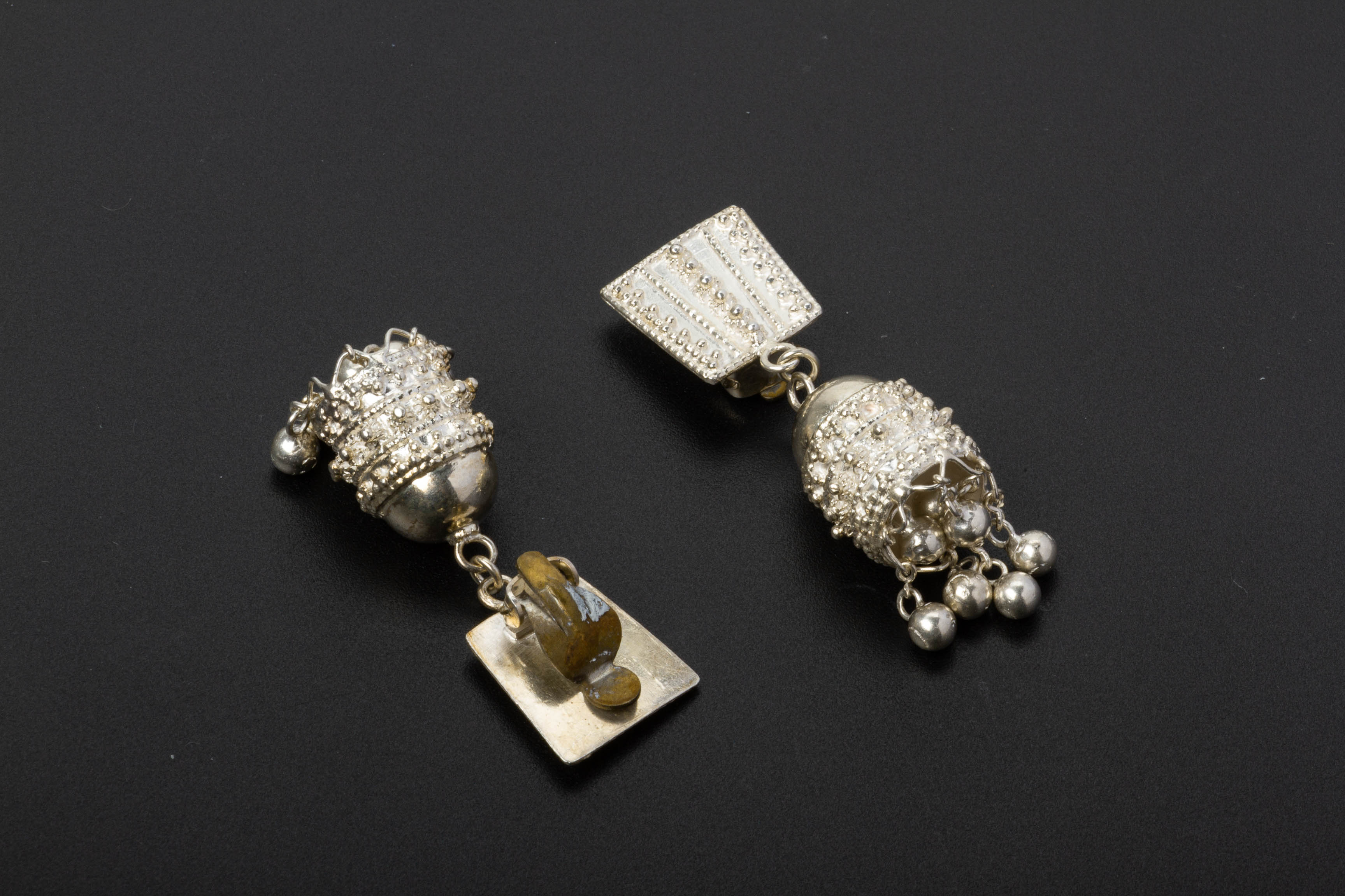A GROUP OF WHITE METAL AND GOLD JEWELLERY - Image 3 of 4