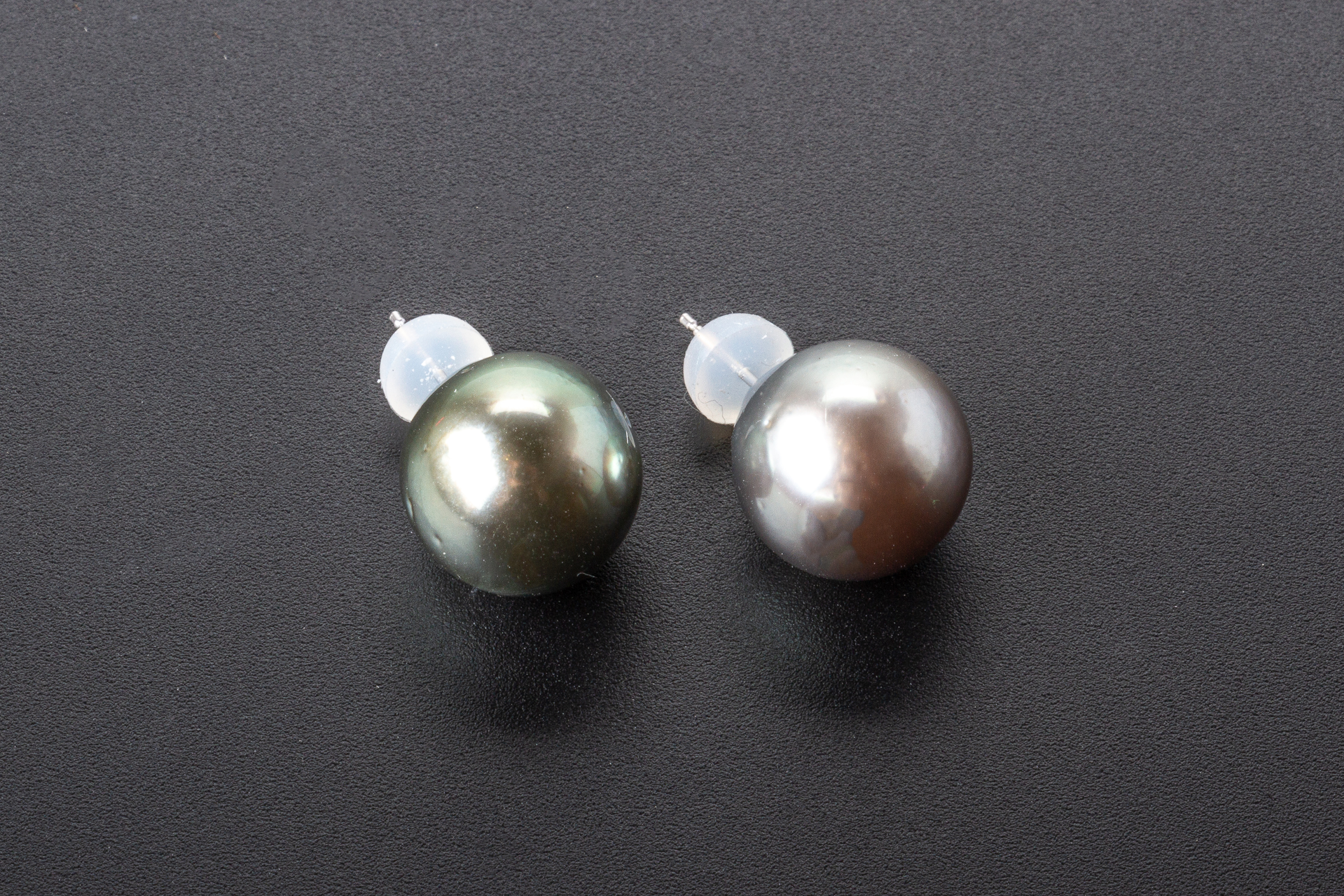 A PAIR OF GREY CULTURED PEARL EARRINGS - Image 2 of 3
