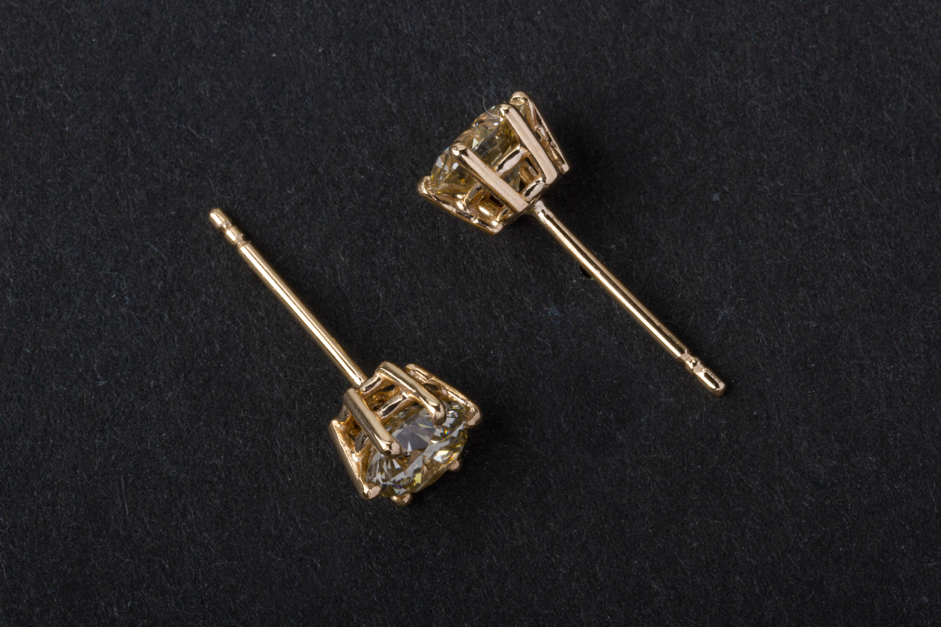 A PAIR OF DIAMOND STUD EARRINGS - Image 2 of 3