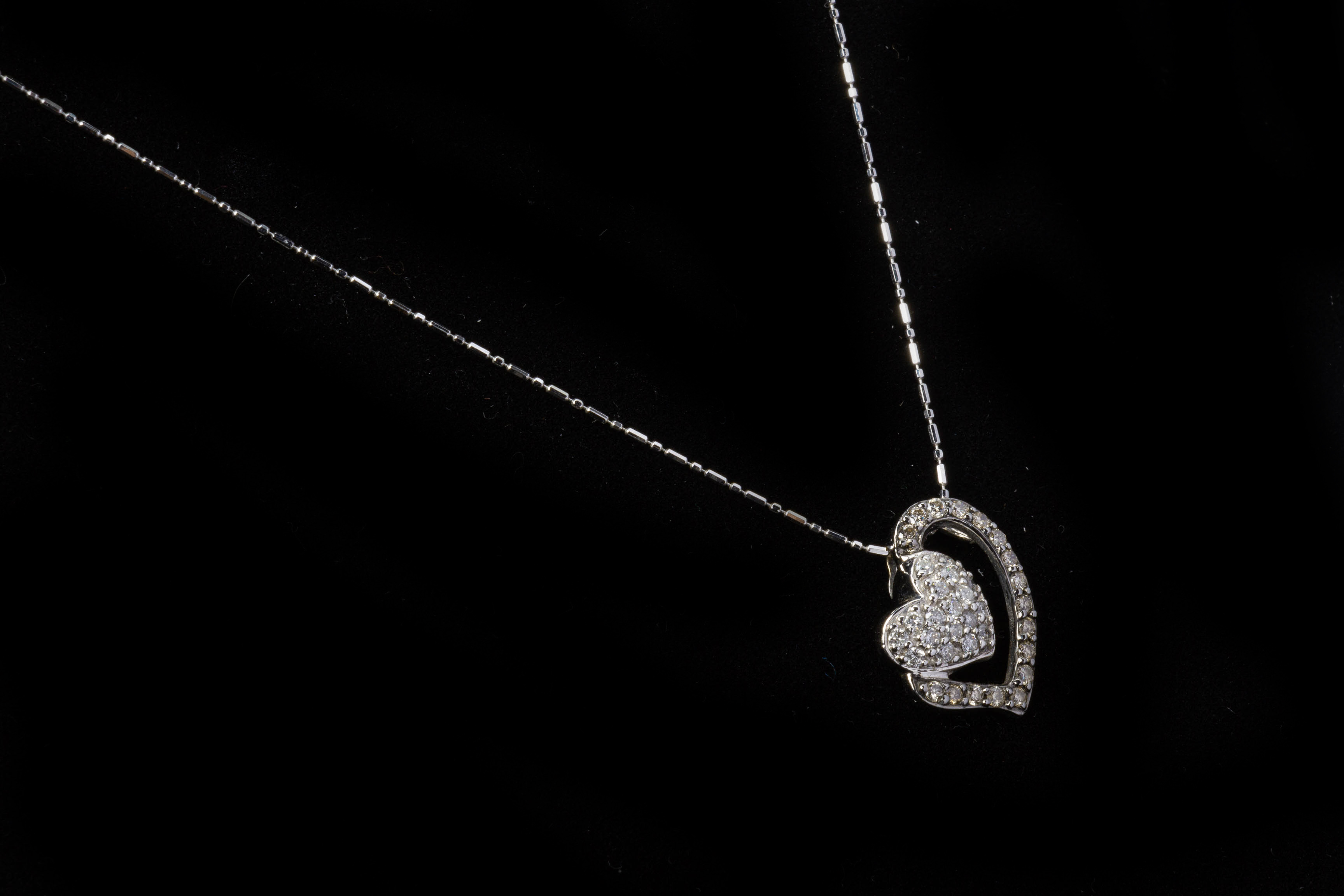 A DIAMOND HEART SHAPED PENDANT ON CHAIN - Image 2 of 3