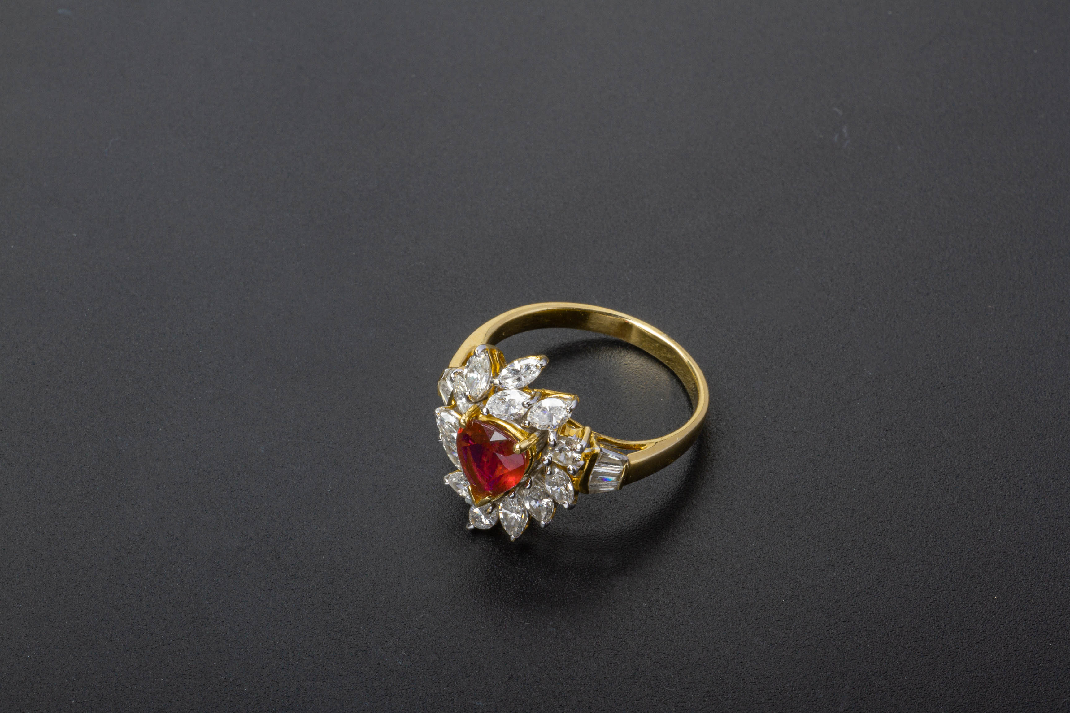 A RUBY AND DIAMOND CLUSTER RING - Image 3 of 5