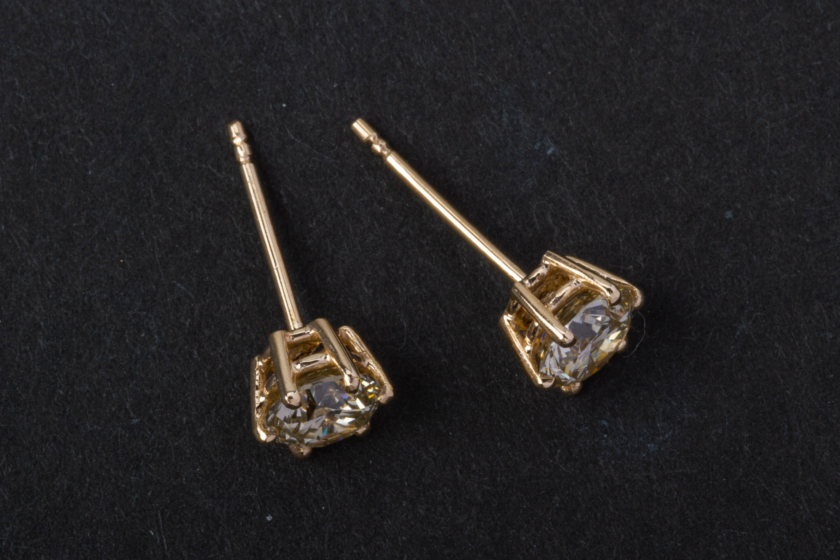 A PAIR OF DIAMOND STUD EARRINGS - Image 3 of 3