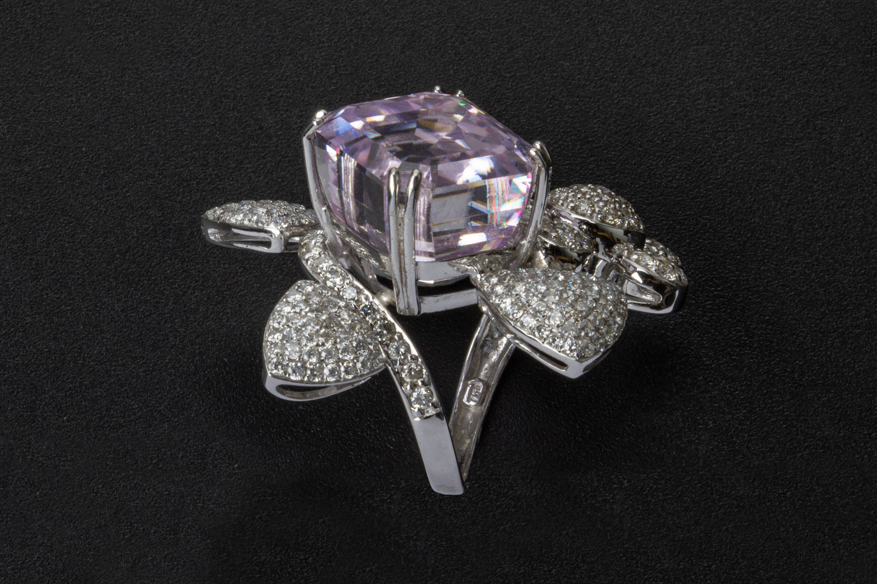 A KUNZITE AND DIAMOND RING - Image 2 of 3