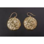 A PAIR OF CIRCULAR GOLD EARRINGS