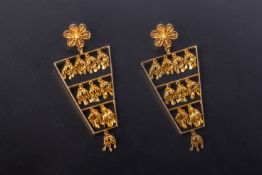 A PAIR OF INDIAN GOLD EARRINGS
