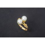 A CULTURED PEARL RING