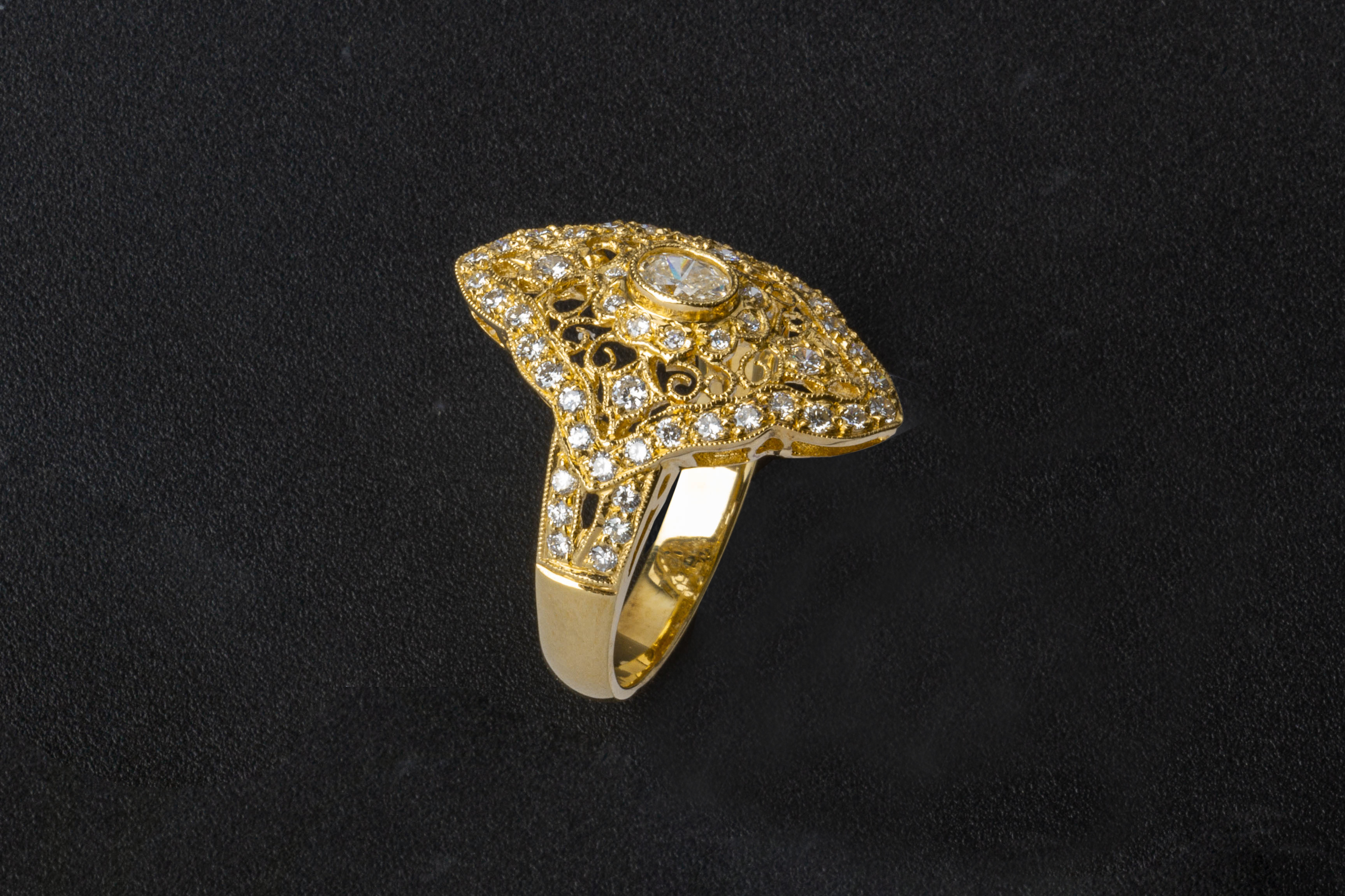 A DIAMOND CLUSTER RING - Image 3 of 3