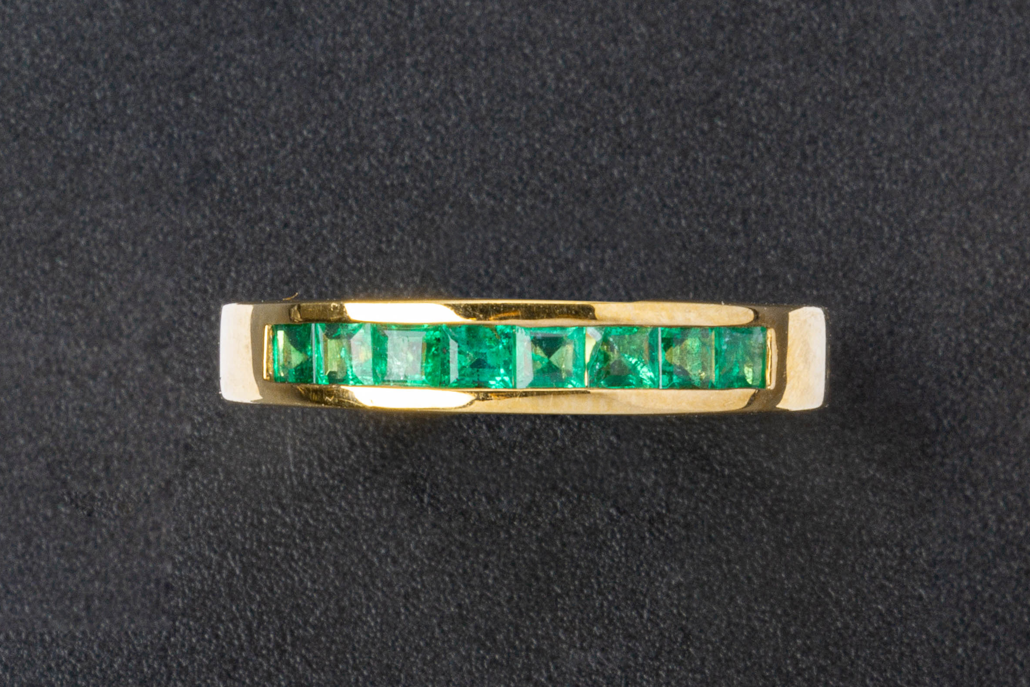 AN EMERALD HALF ETERNITY RING - Image 2 of 3