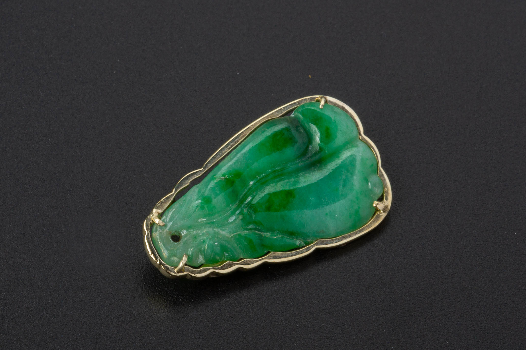 A GROUP OF THREE JADE PENDANTS - Image 3 of 4