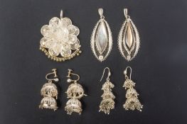 A GROUP OF ASSORTED WHITE METAL JEWELLERY