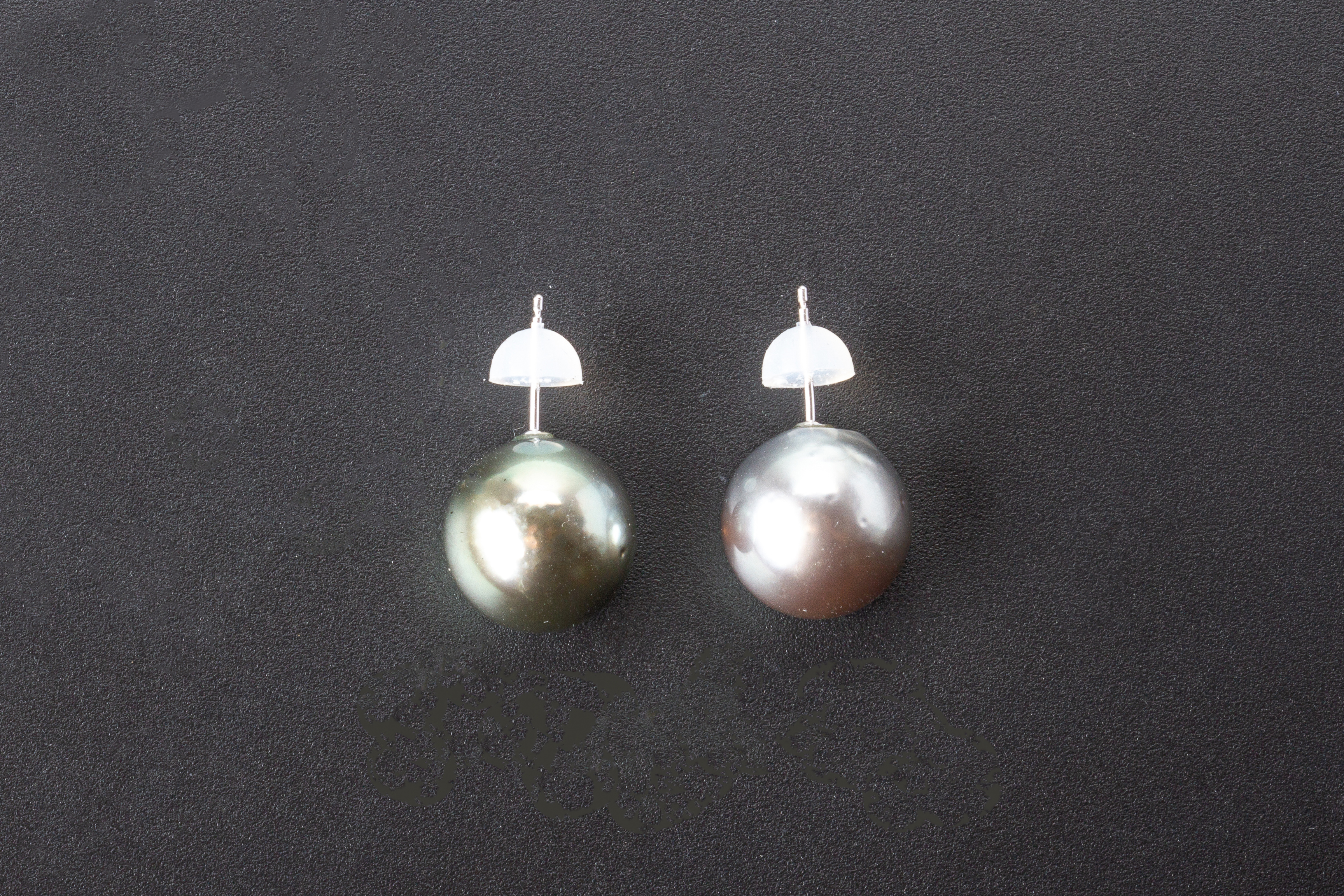 A PAIR OF GREY CULTURED PEARL EARRINGS - Image 3 of 3