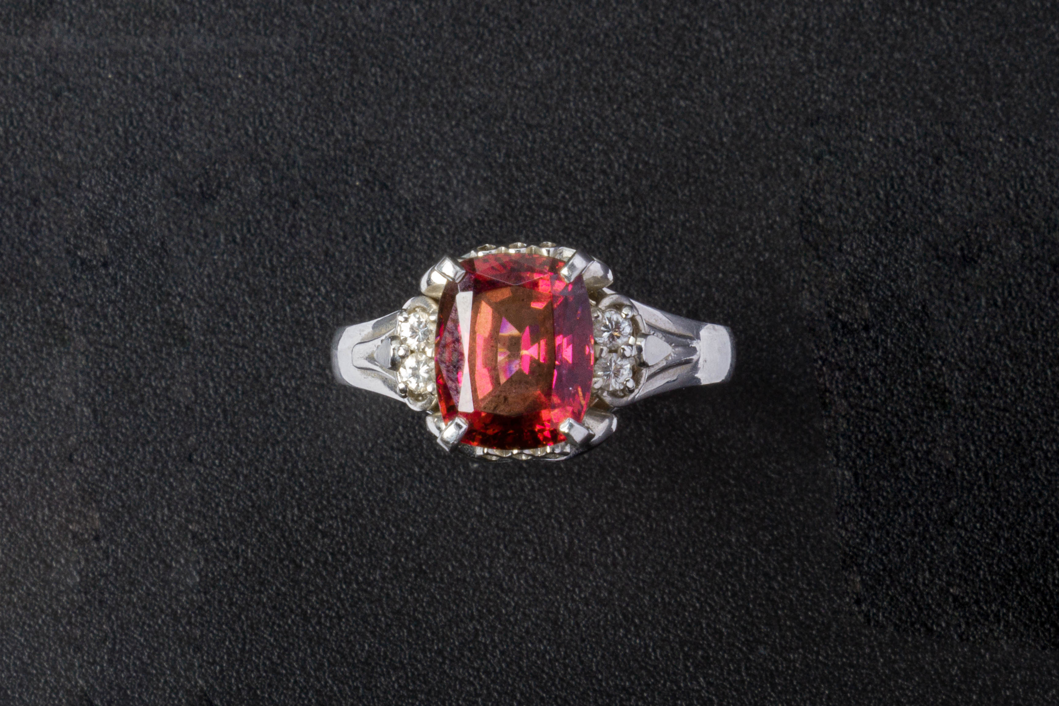 A GARNET AND DIAMOND RING - Image 2 of 3