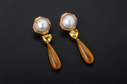 A PAIR OF MABE PEARL, CITRINE AND AGATE PENDANT EARRINGS