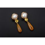 A PAIR OF MABE PEARL, CITRINE AND AGATE PENDANT EARRINGS