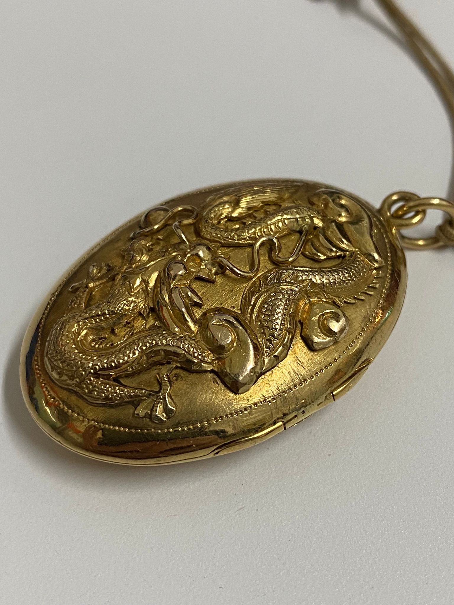 AN 18K GOLD DRAGON LOCKET - Image 5 of 9