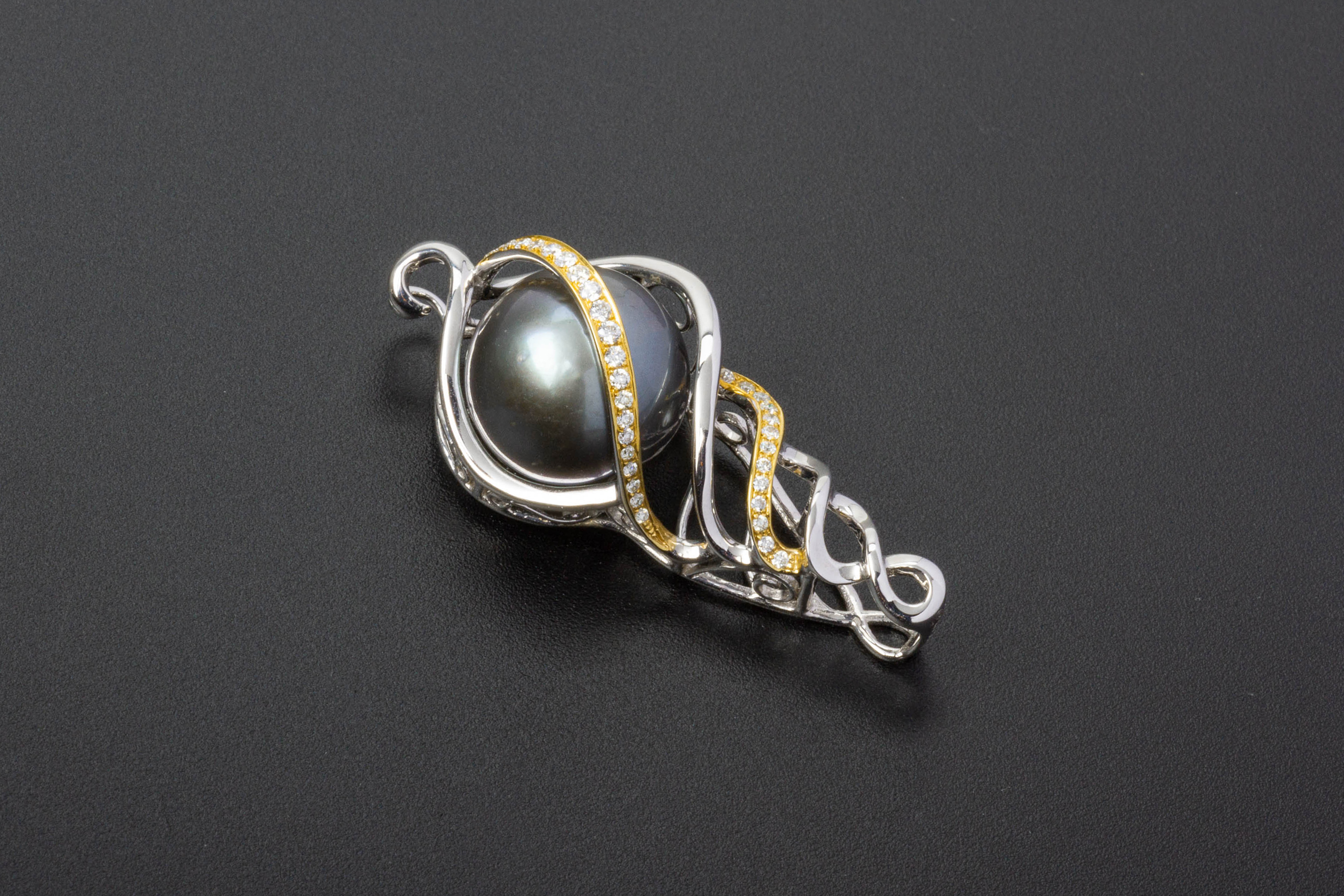 A TAHITIAN PEARL AND DIAMOND PENDANT