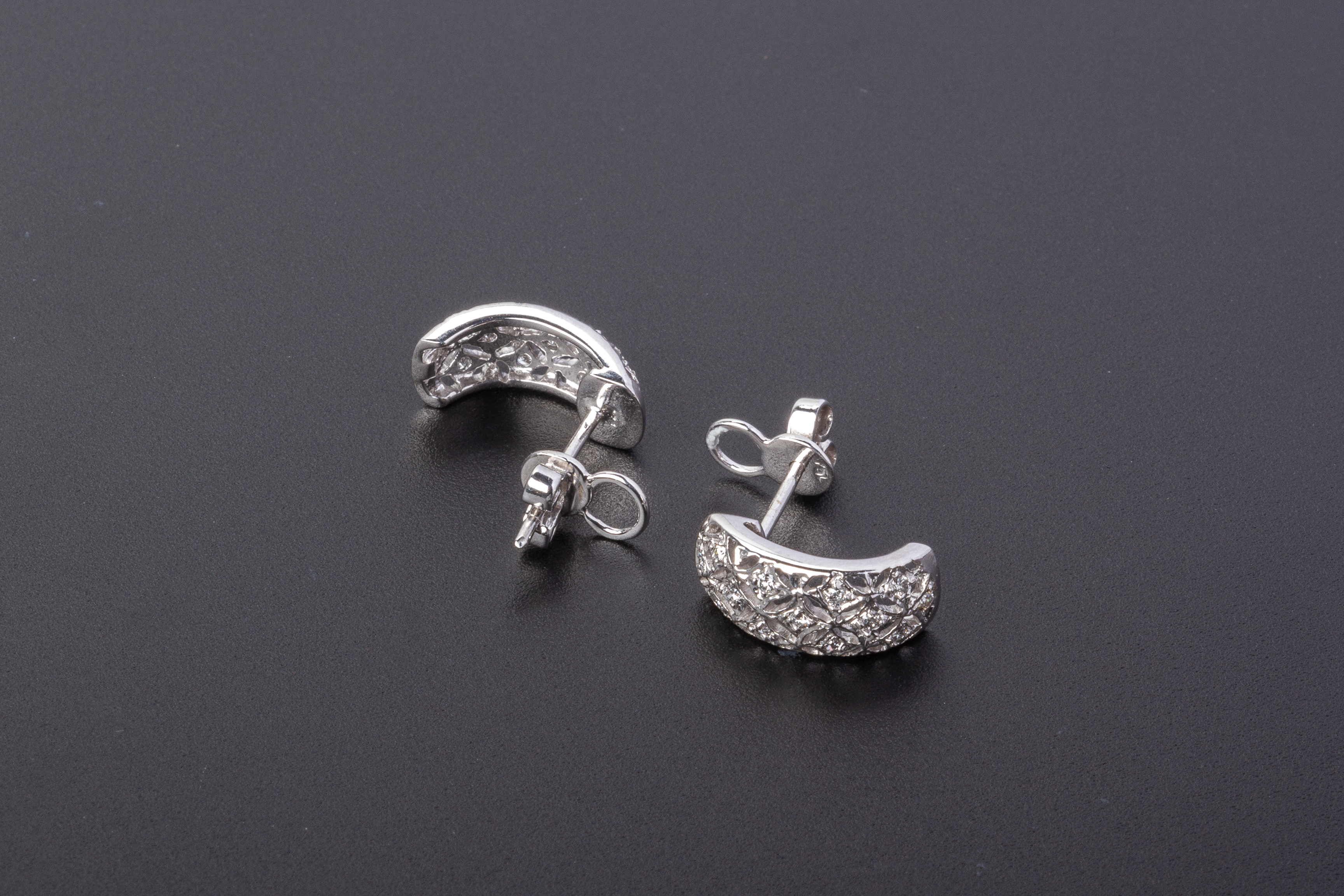 A PAIR OF DIAMOND HALF HOOP EARRINGS - Image 3 of 3