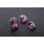 A SYNTHETIC ALEXANDRITE RING AND EARRINGS SET