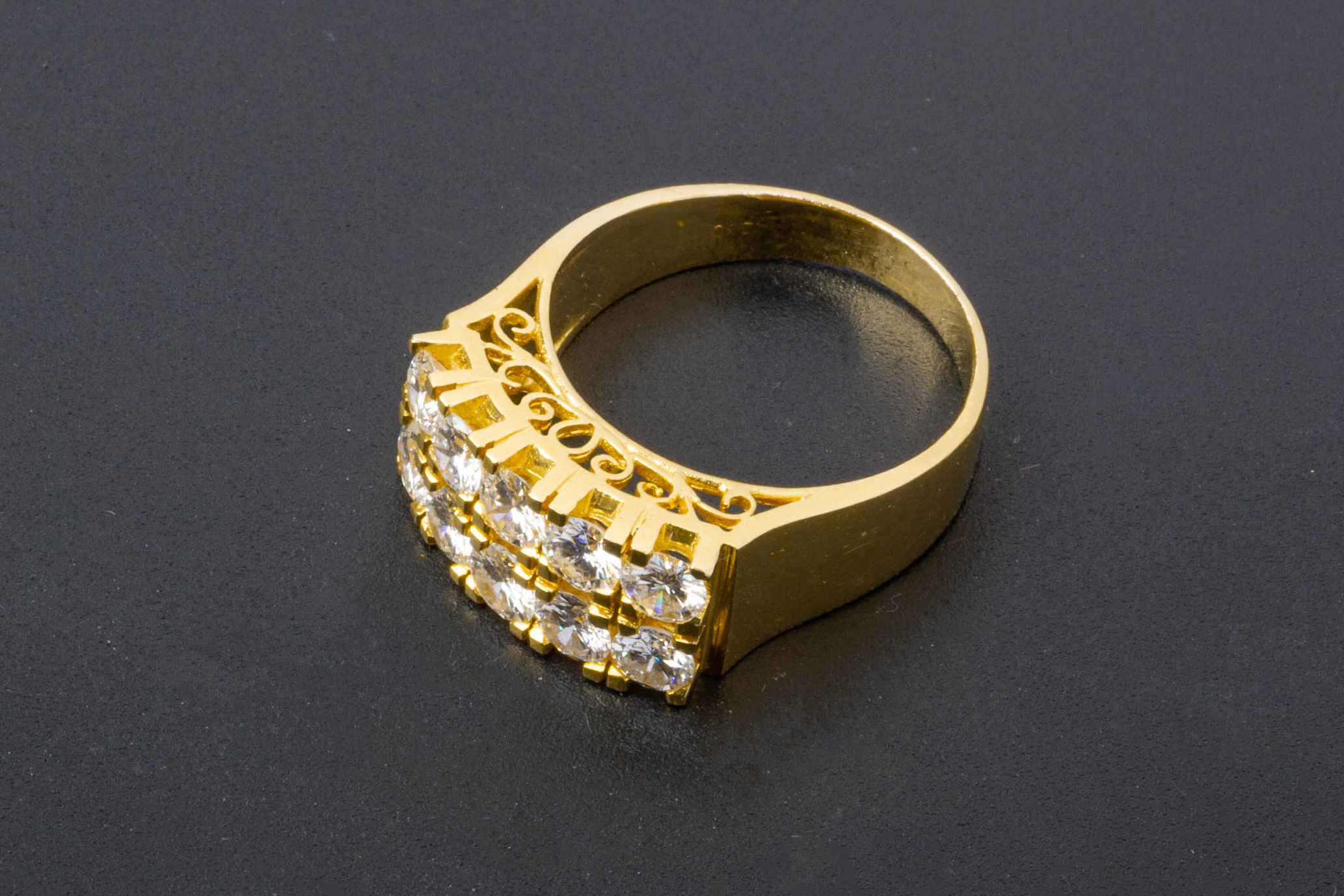 A GOLD AND DIAMOND RING - Image 3 of 3