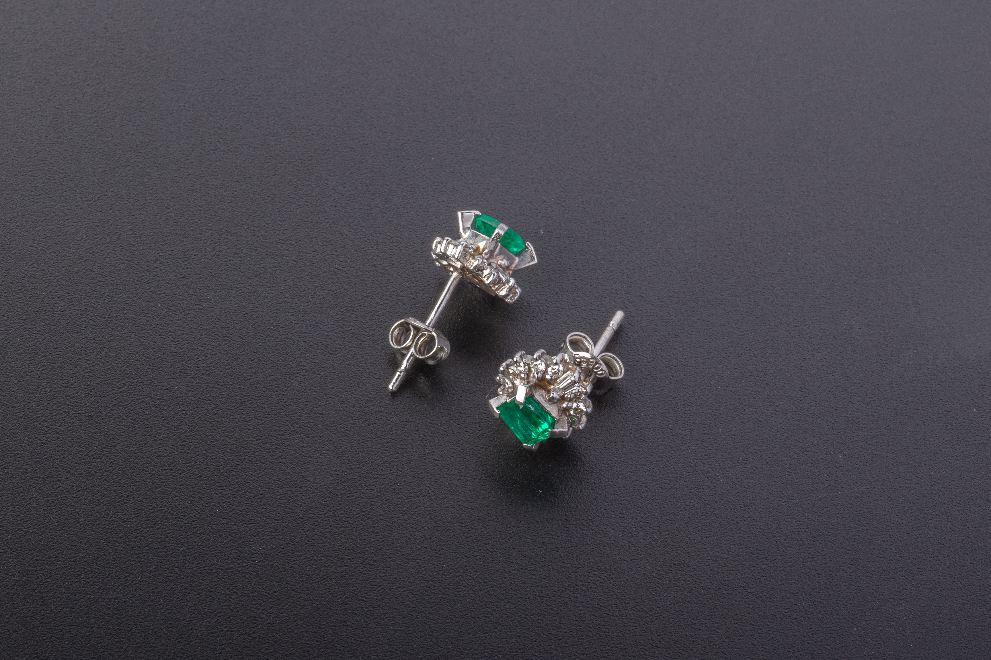 A PAIR OF EMERALD AND DIAMOND EARRINGS - Image 2 of 3