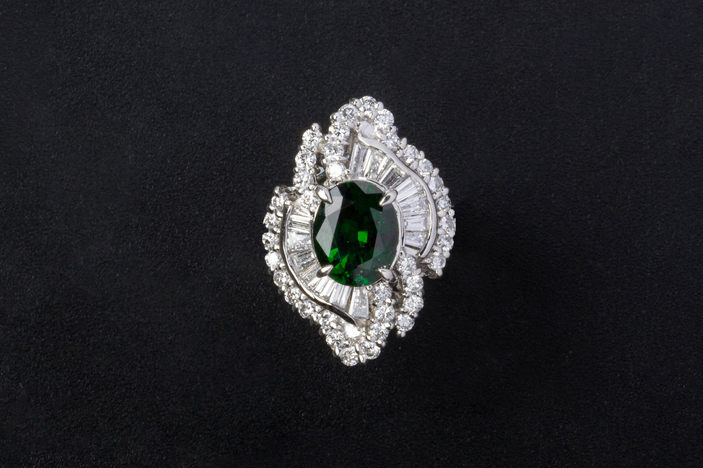 A CHROME TOURMALINE AND DIAMOND RING - Image 2 of 3