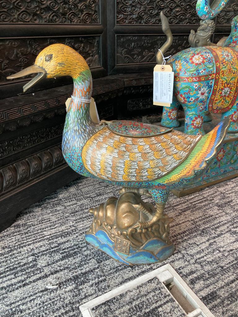 A PAIR OF LARGE CLOISONNE ENAMEL MODELS OF DUCKS - Bild 8 aus 17