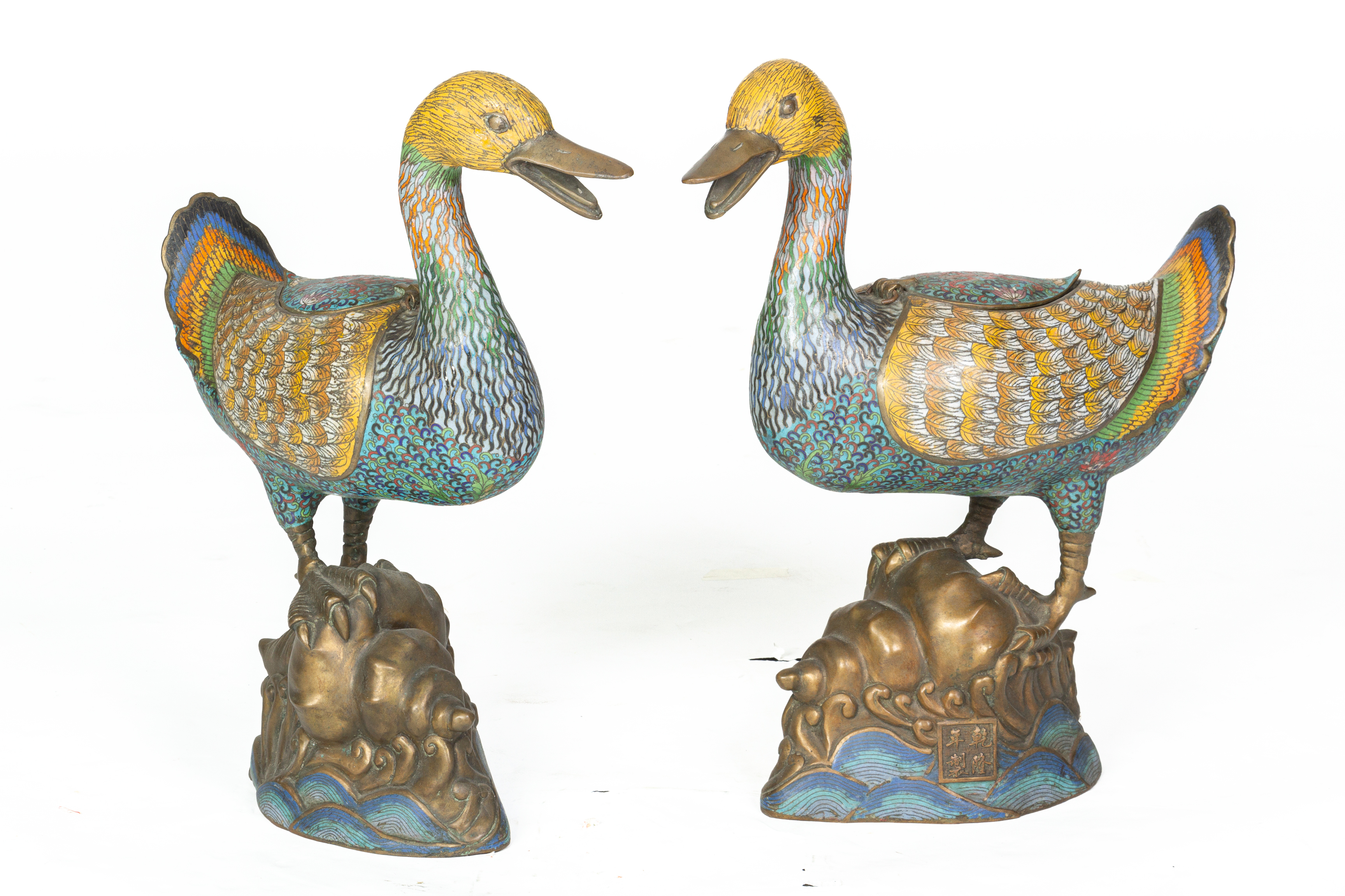 A PAIR OF LARGE CLOISONNE ENAMEL MODELS OF DUCKS - Bild 3 aus 17