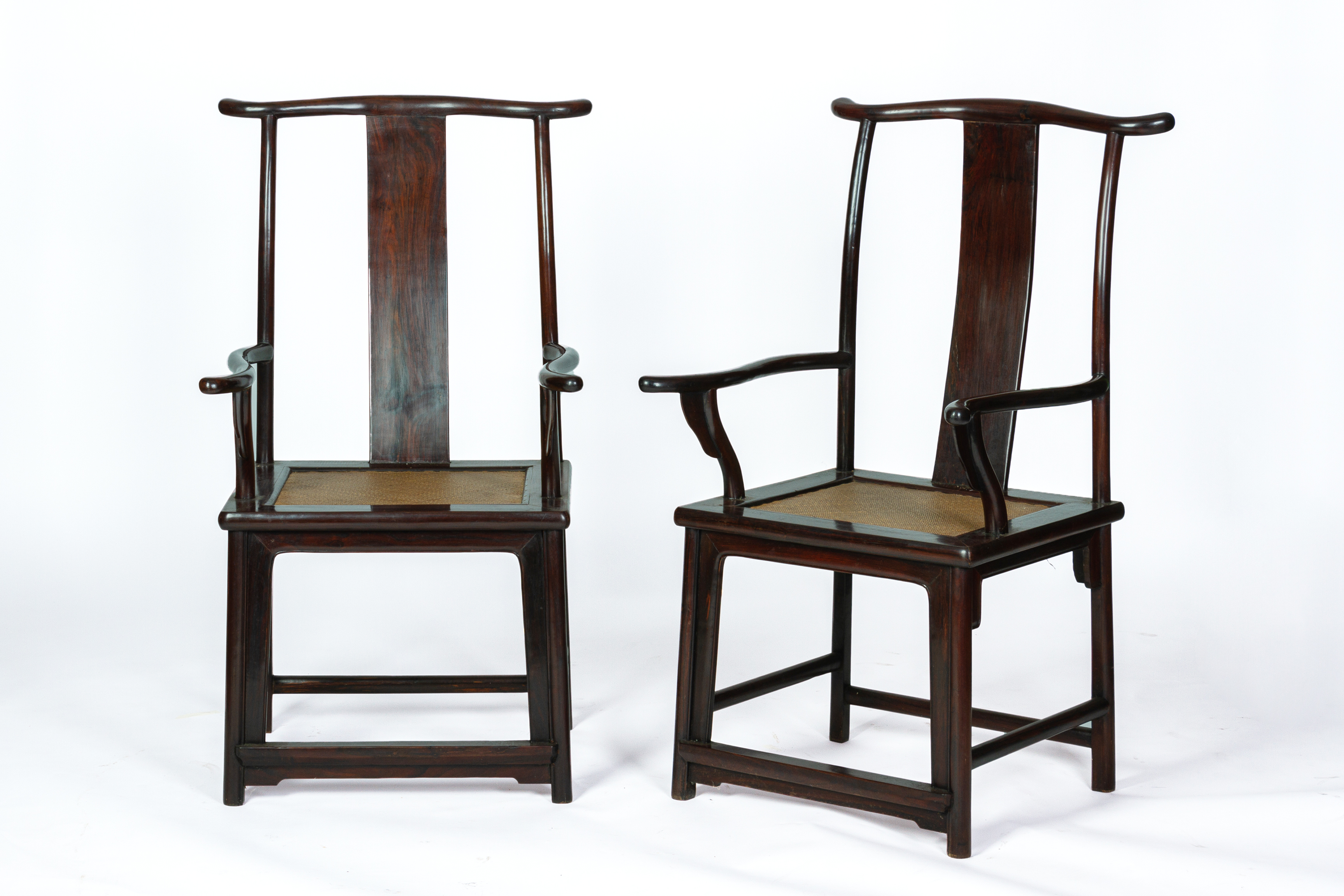 A PAIR OF CHINESE HARDWOOD OFFICIAL'S HAT ARMCHAIRS - Bild 3 aus 3